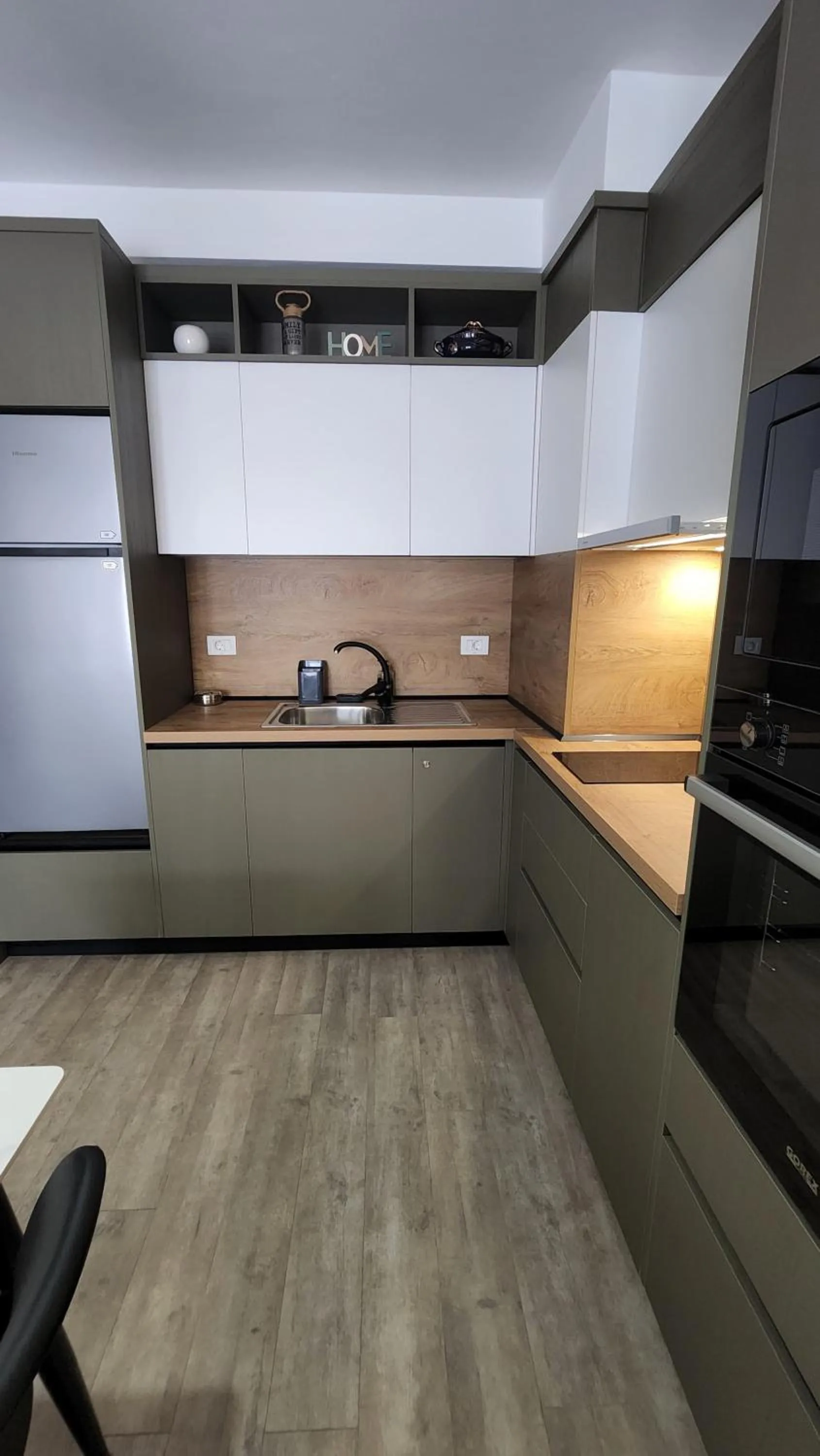 Kitchen or kitchenette in Kalpazo Home Tirana 21