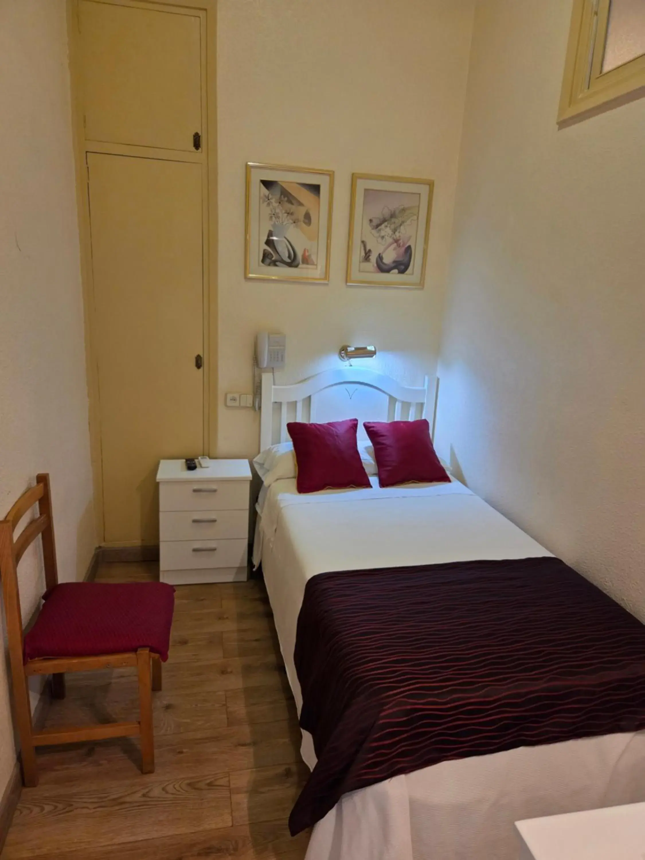 Bed in Hostal Hispano - Argentino Gran Vía Bed in Hostal Hispano - Argentino Gran Vía