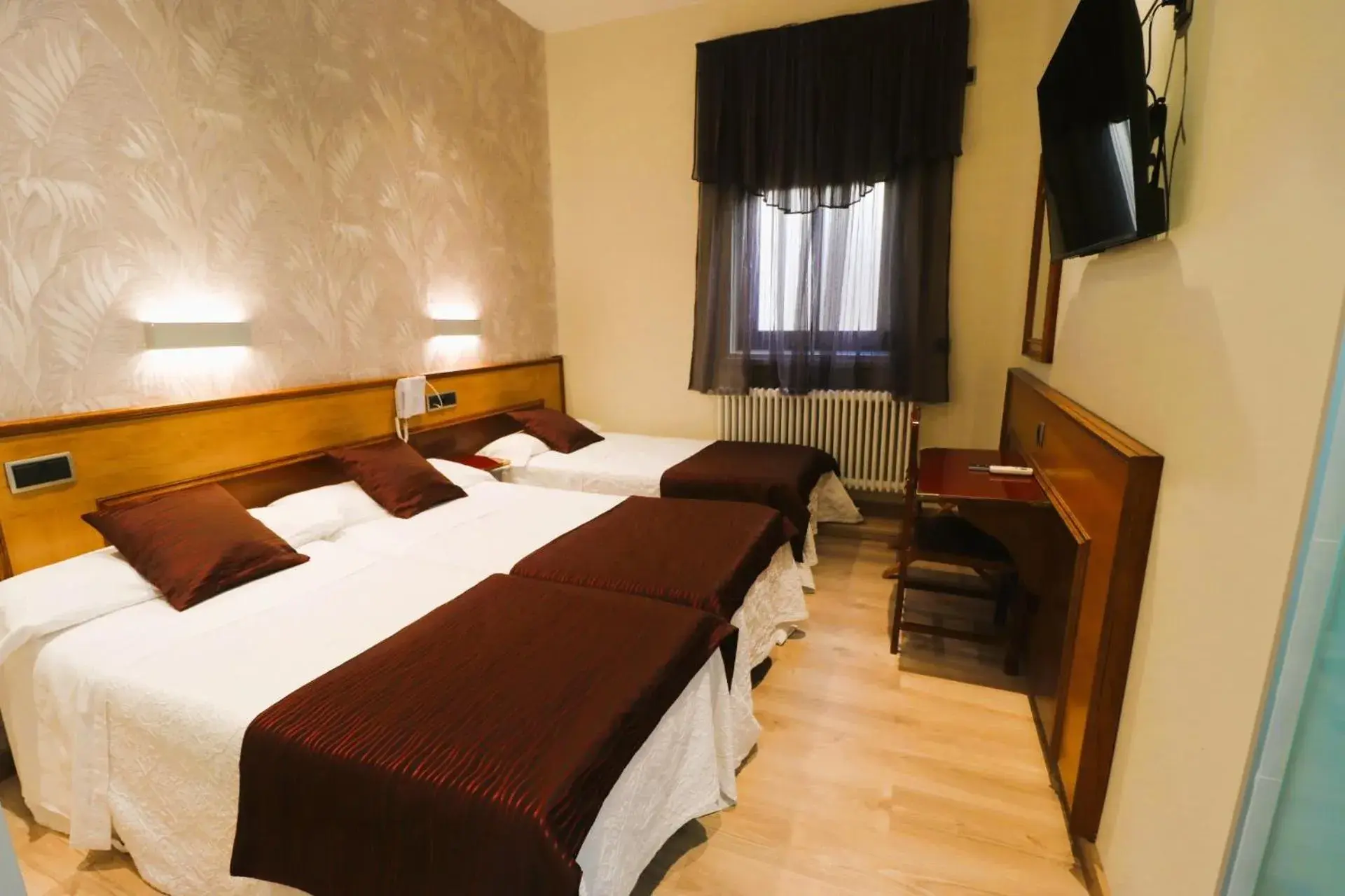 Triple Room in Hostal Hispano - Argentino Gran Vía Triple Room in Hostal Hispano - Argentino Gran Vía