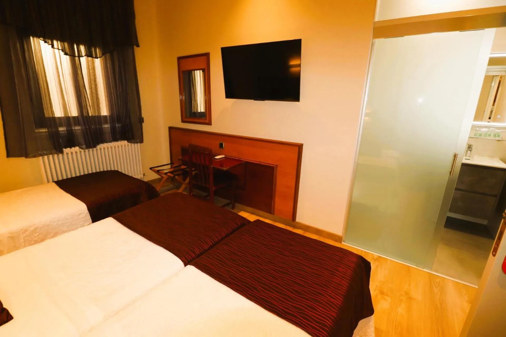 Bed in Hostal Hispano - Argentino Gran Vía