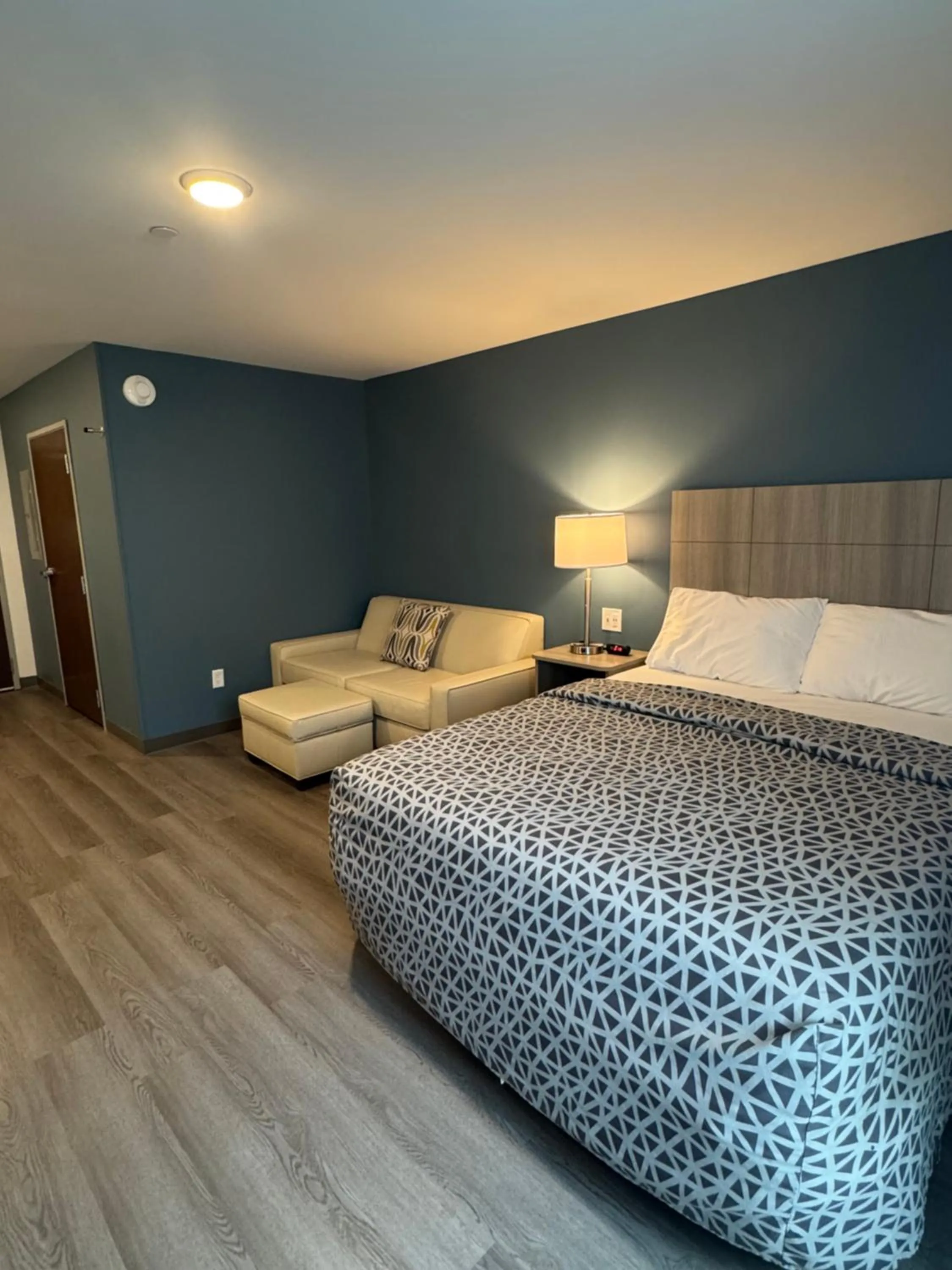 Seating area, Bed in WoodSpring Suites Knoxville West