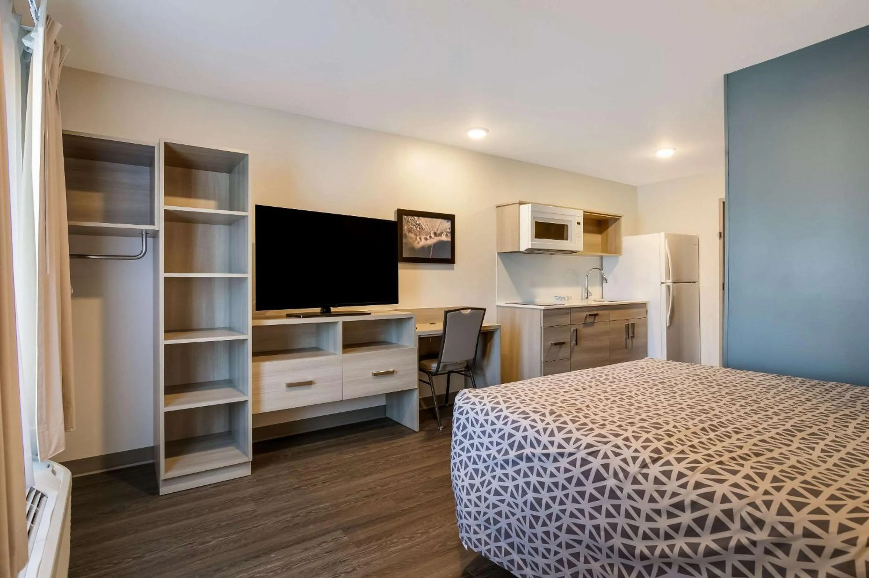 Bedroom, Bed in WoodSpring Suites Knoxville - Cedar Bluff