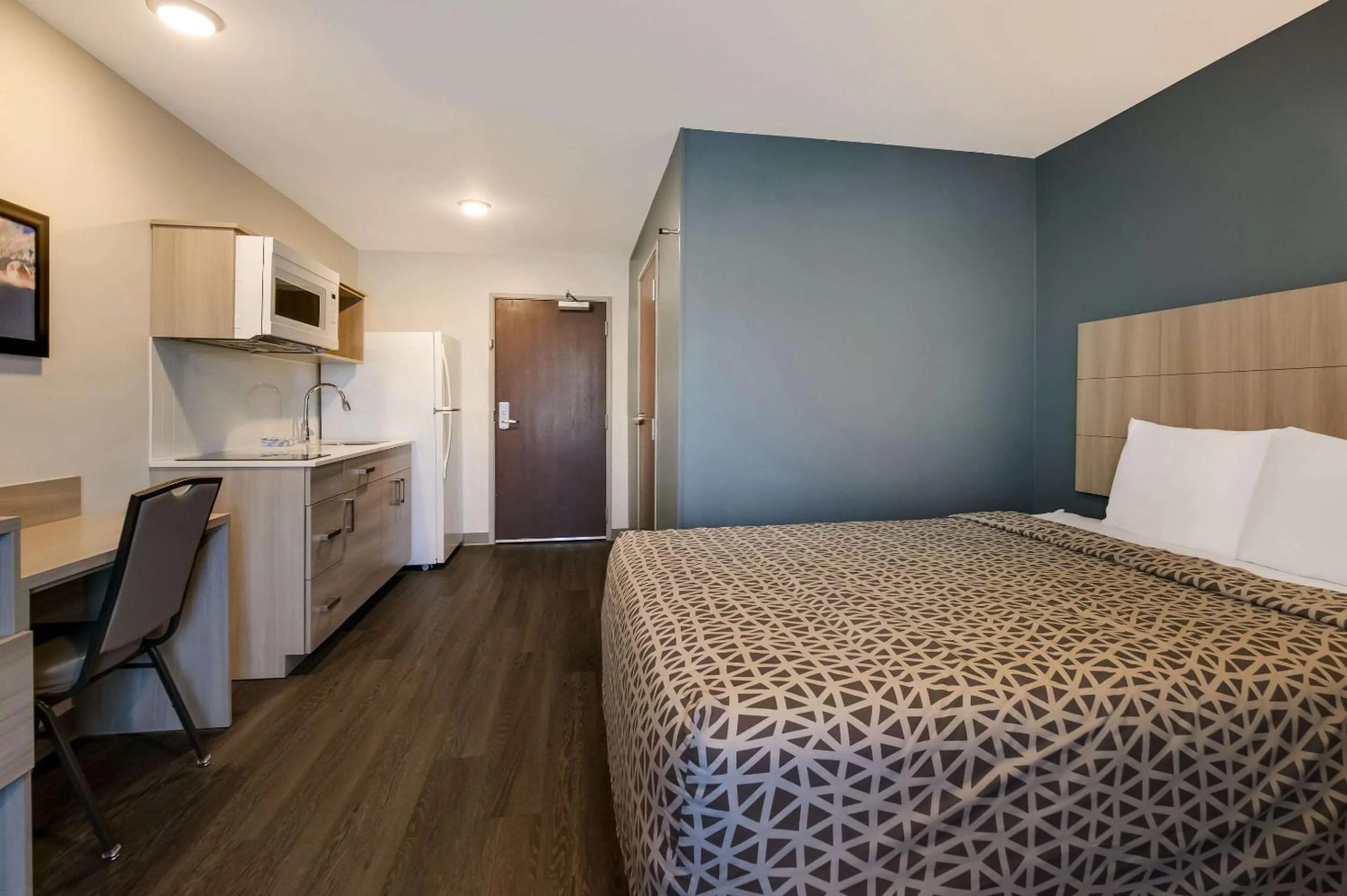 Bedroom, Bed in WoodSpring Suites Knoxville - Cedar Bluff