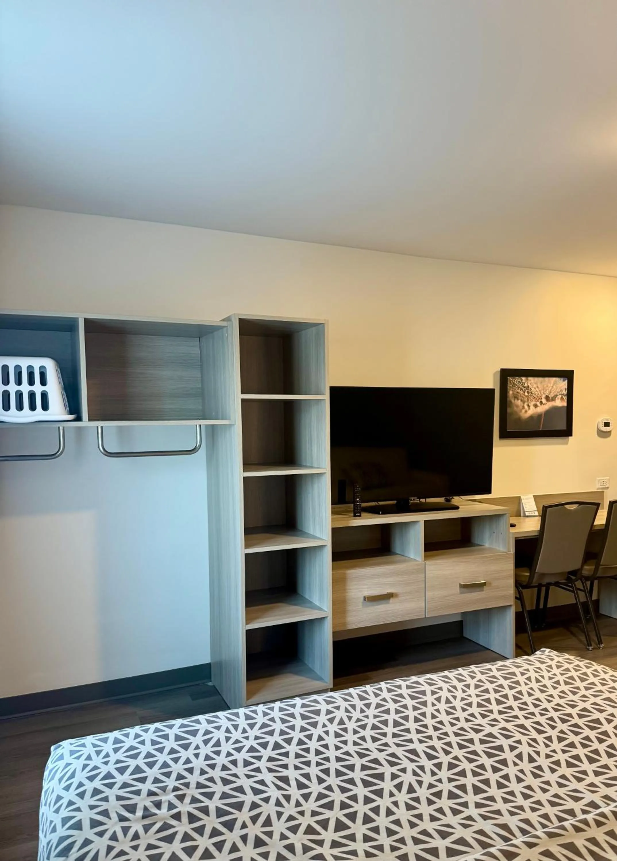 TV and multimedia, Bed in WoodSpring Suites Knoxville West