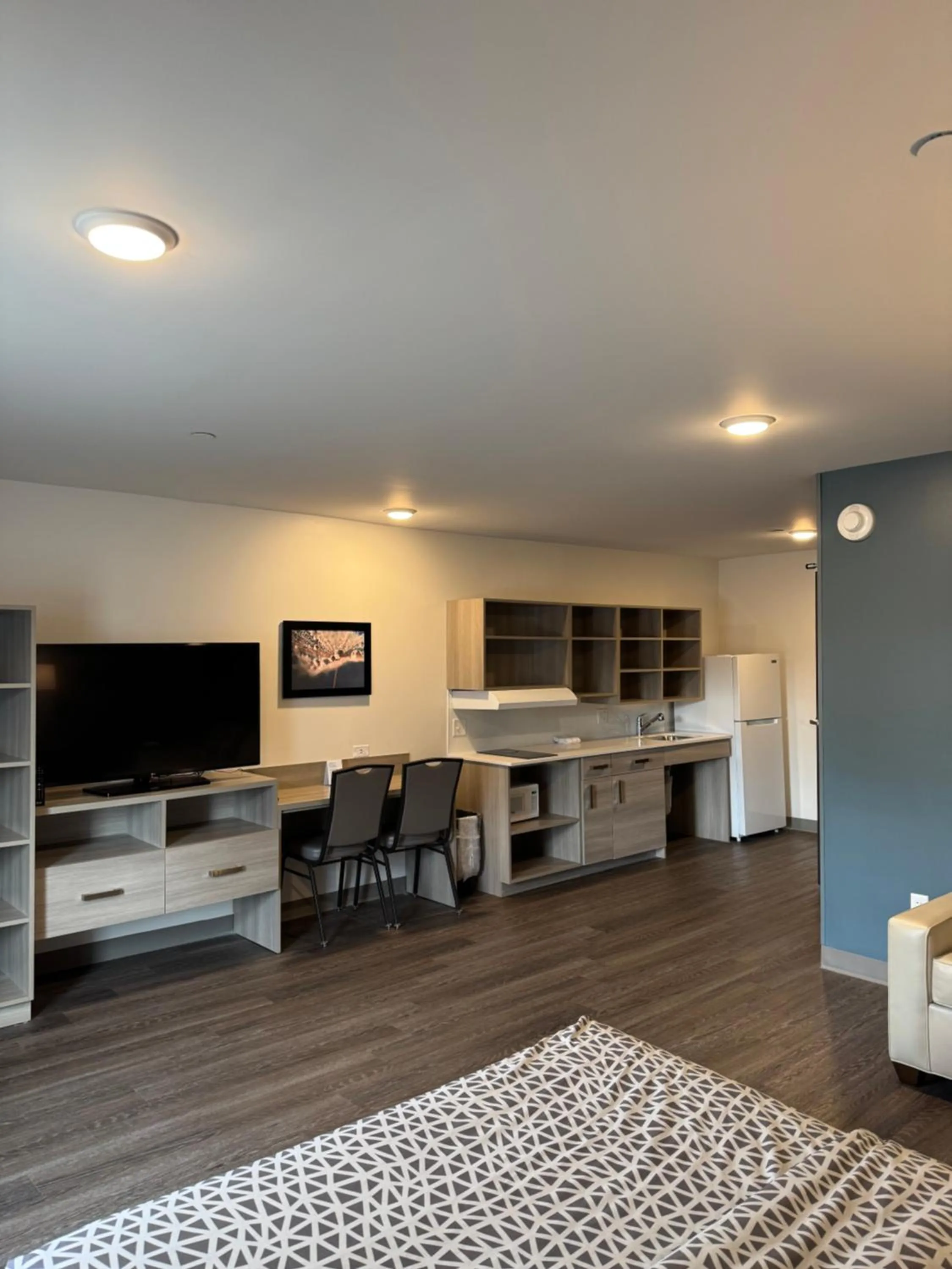 TV and multimedia in WoodSpring Suites Knoxville West