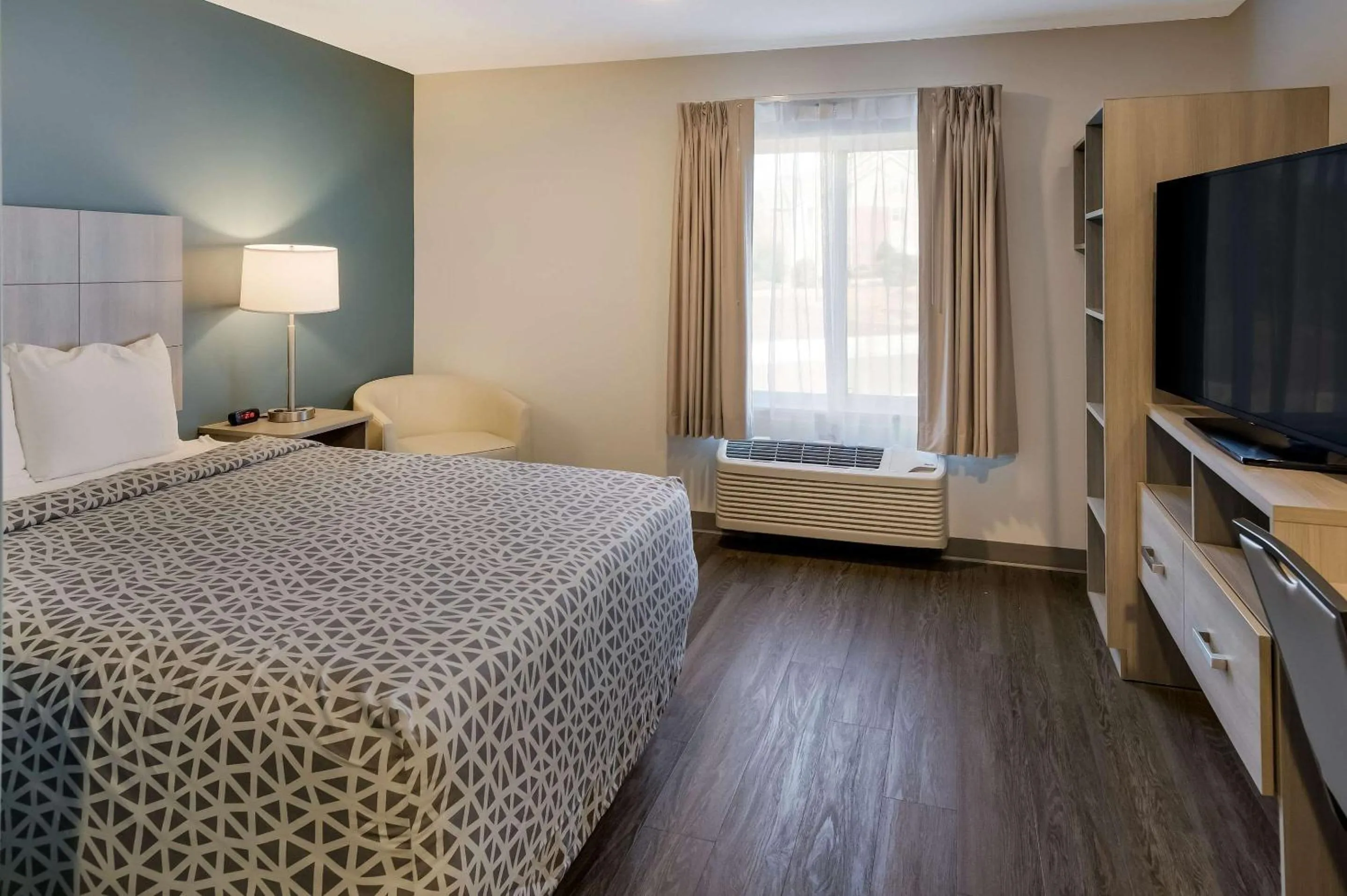 Bedroom, Bed in WoodSpring Suites Knoxville - Cedar Bluff
