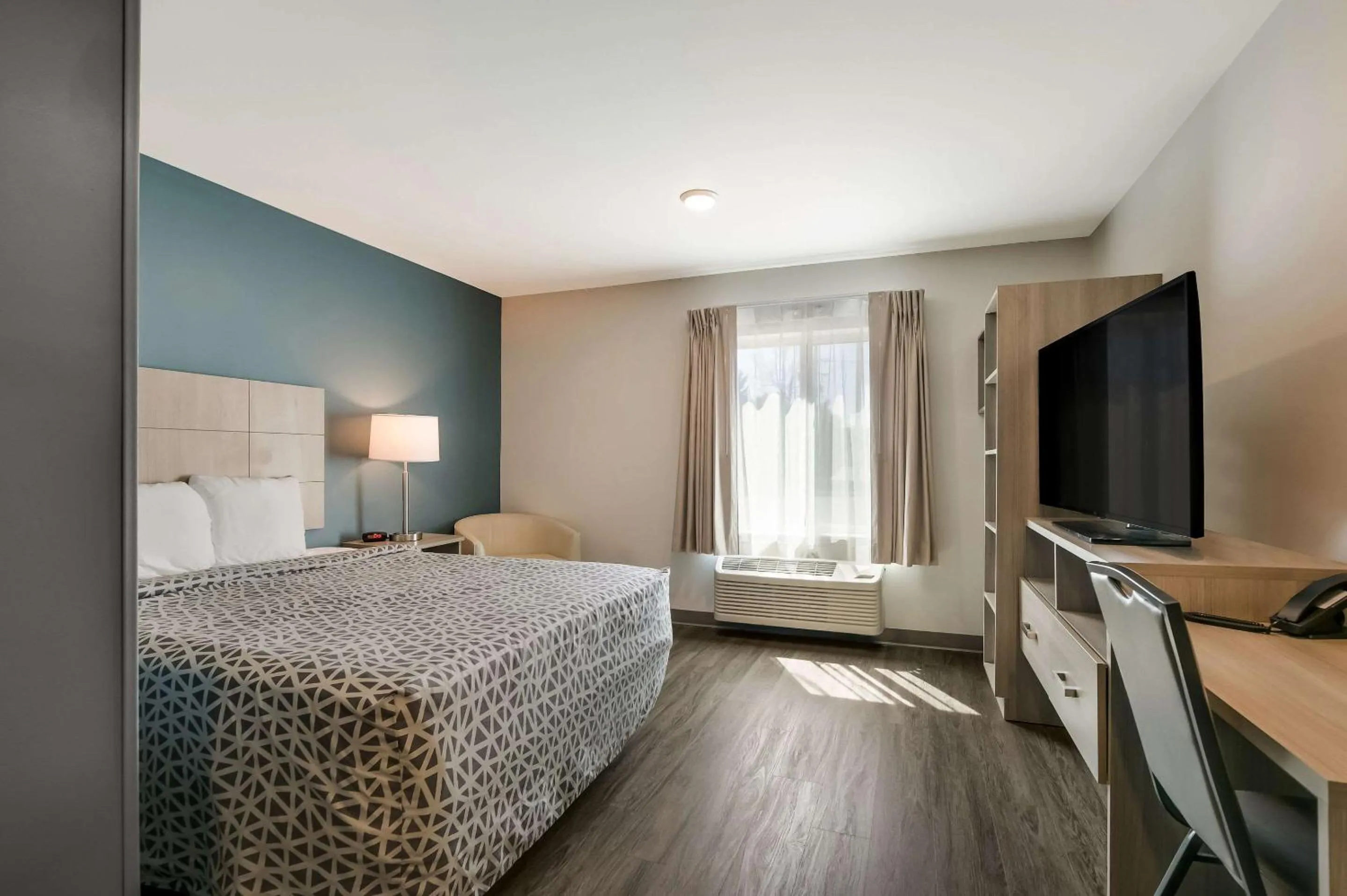 Bedroom, Bed in WoodSpring Suites Knoxville - Cedar Bluff