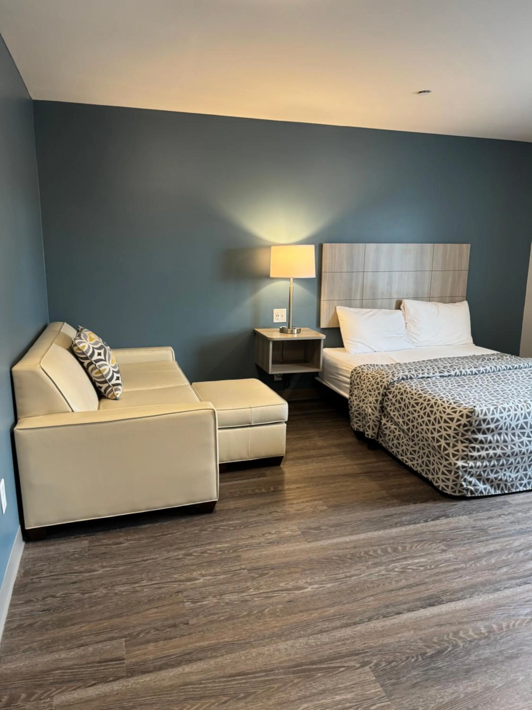 Seating area, Bed in WoodSpring Suites Knoxville West