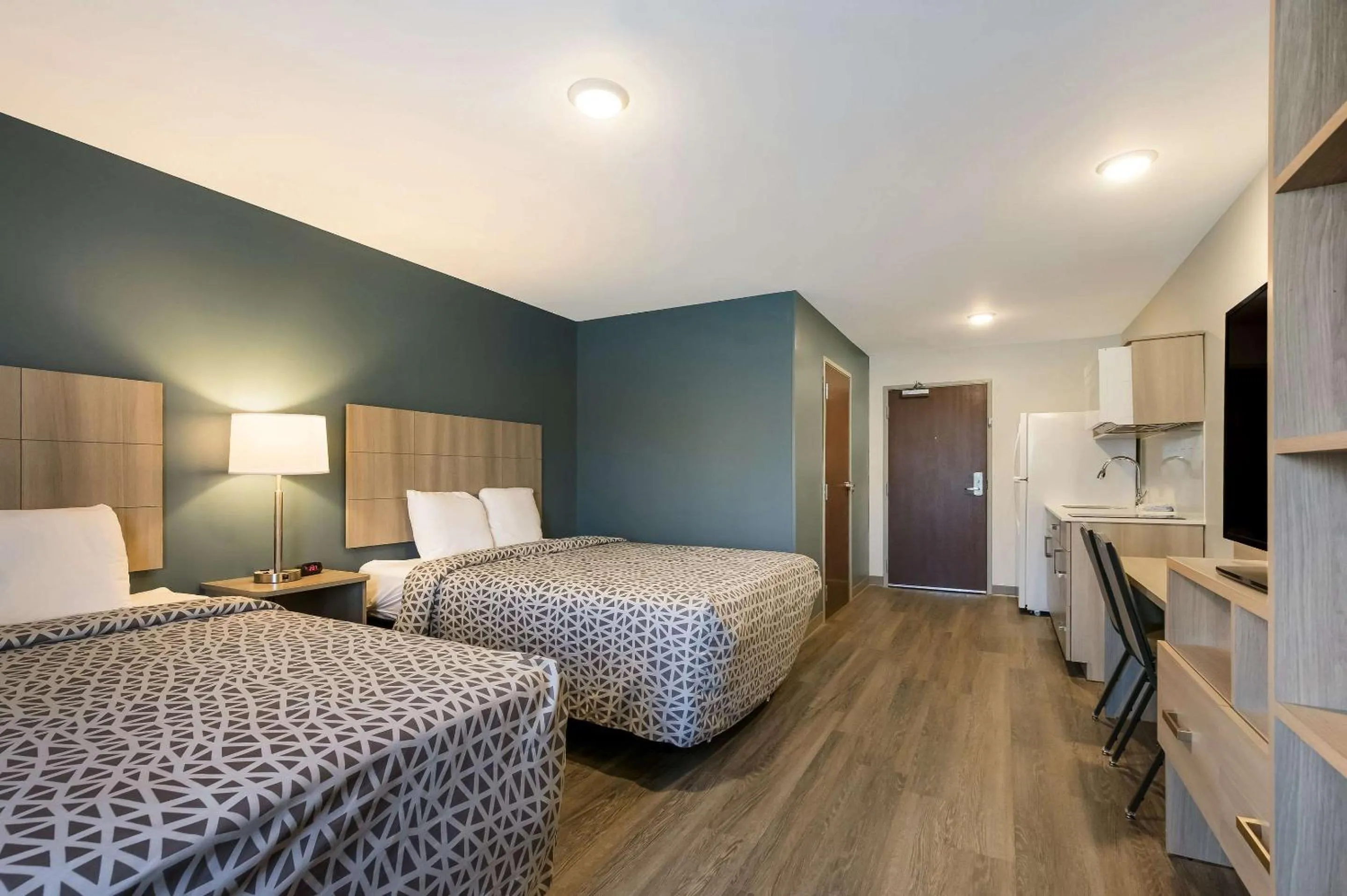 Bedroom, Bed in WoodSpring Suites Knoxville - Cedar Bluff