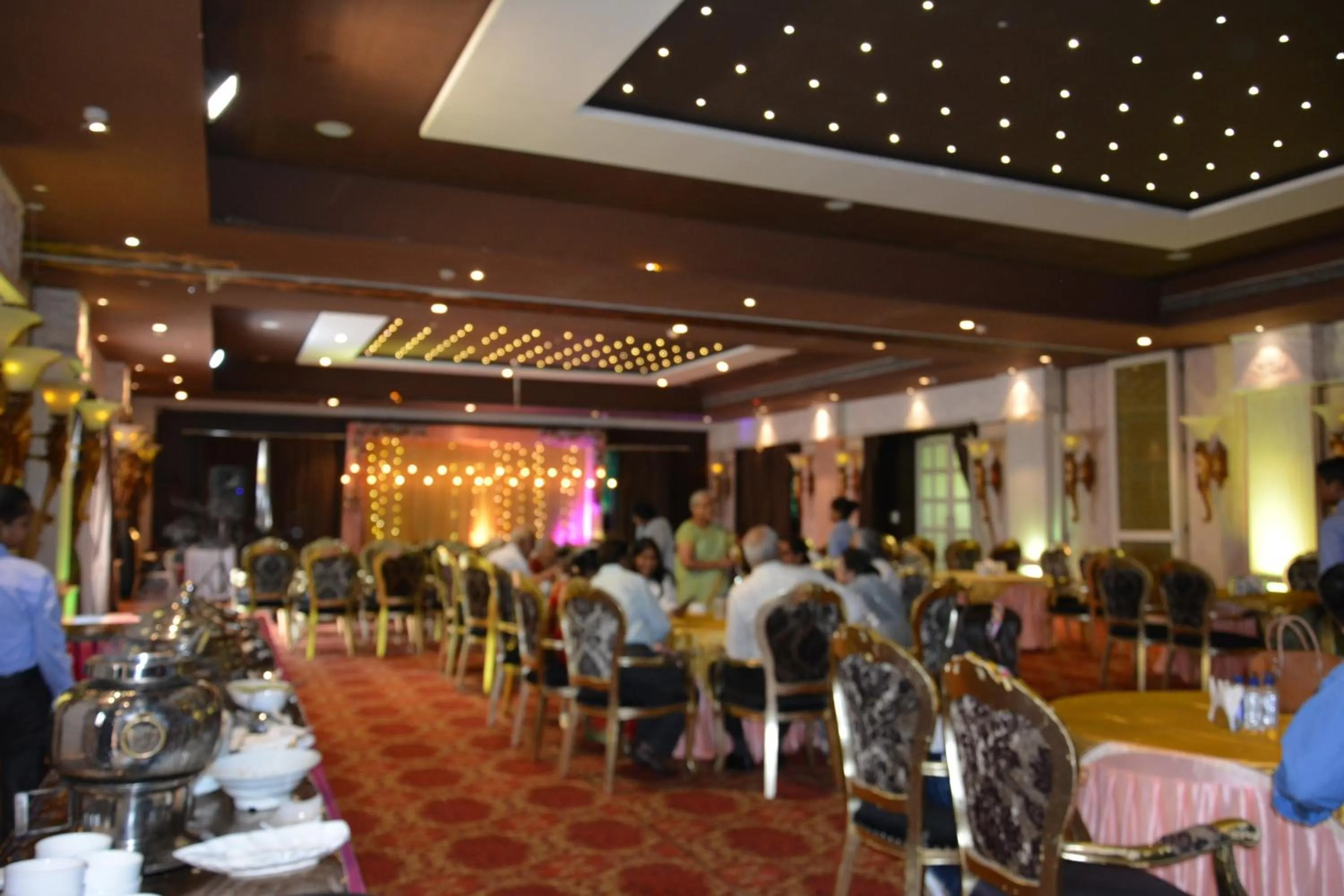 Restaurant/places to eat in TGN SUITES - HOTEL