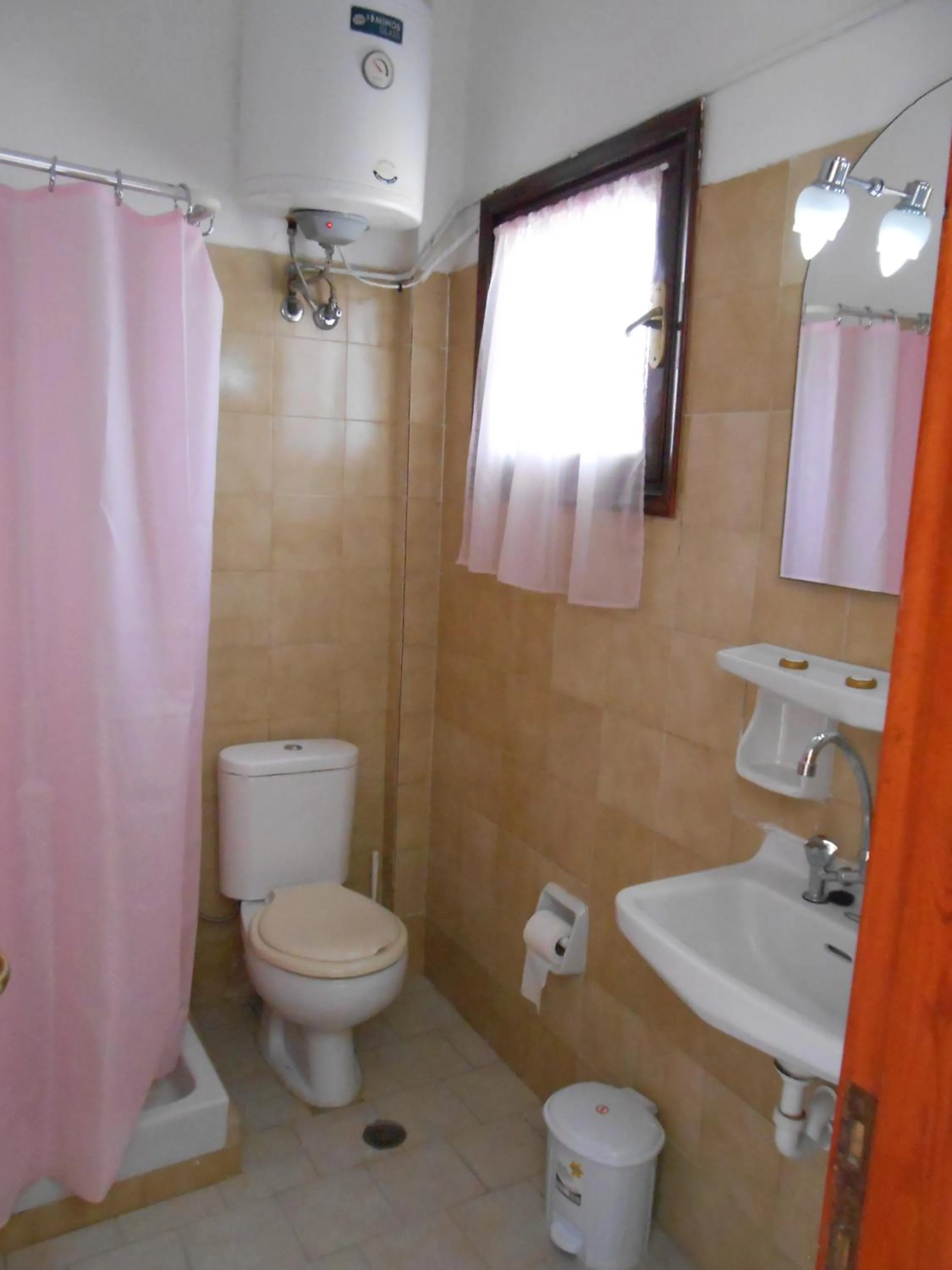 Bathroom in ANAMAMA -SOCRATES studios