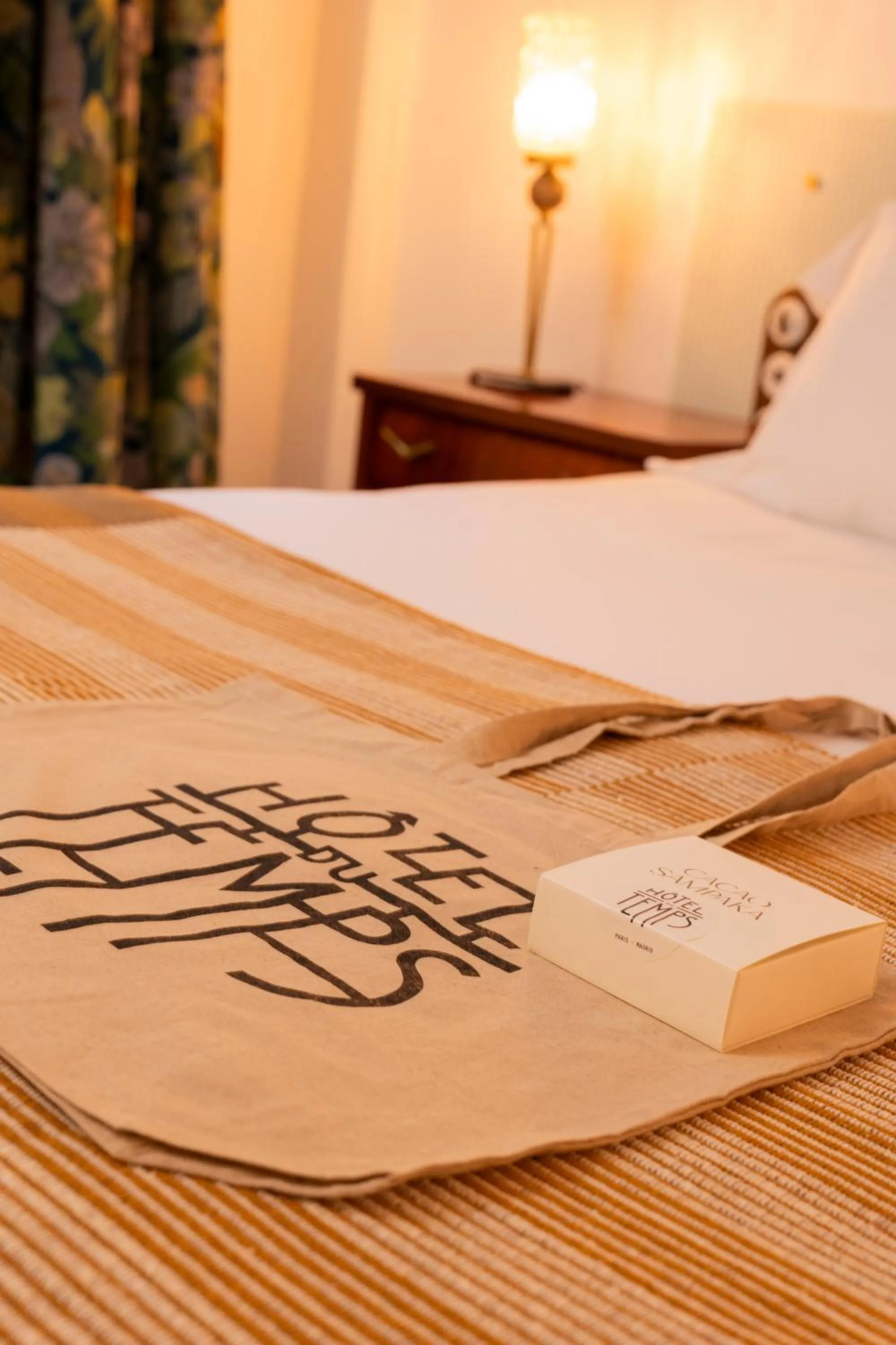 Logo/Certificate/Sign, Bed in The Walt Madrid