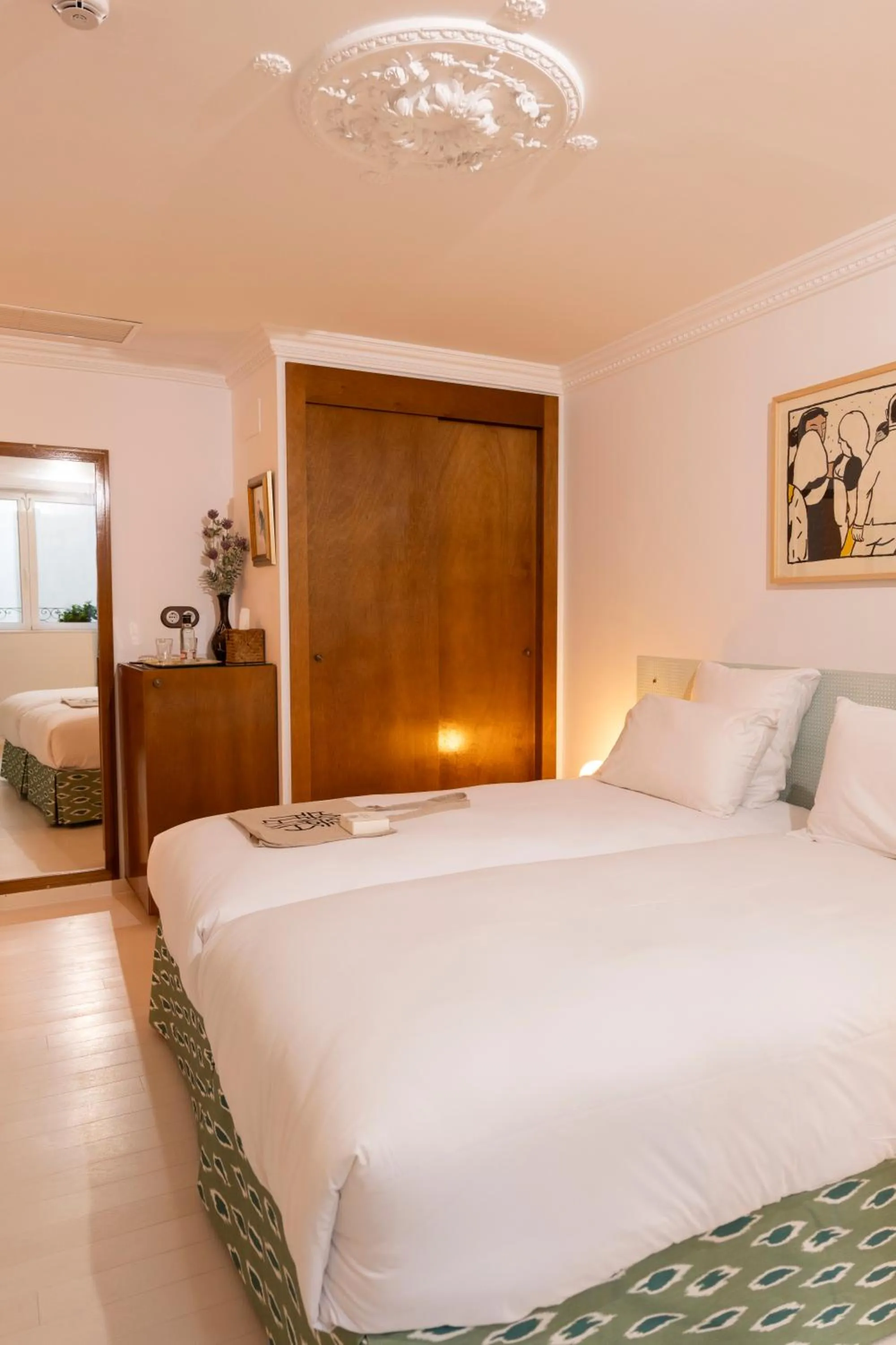 Bedroom, Bed in The Walt Madrid