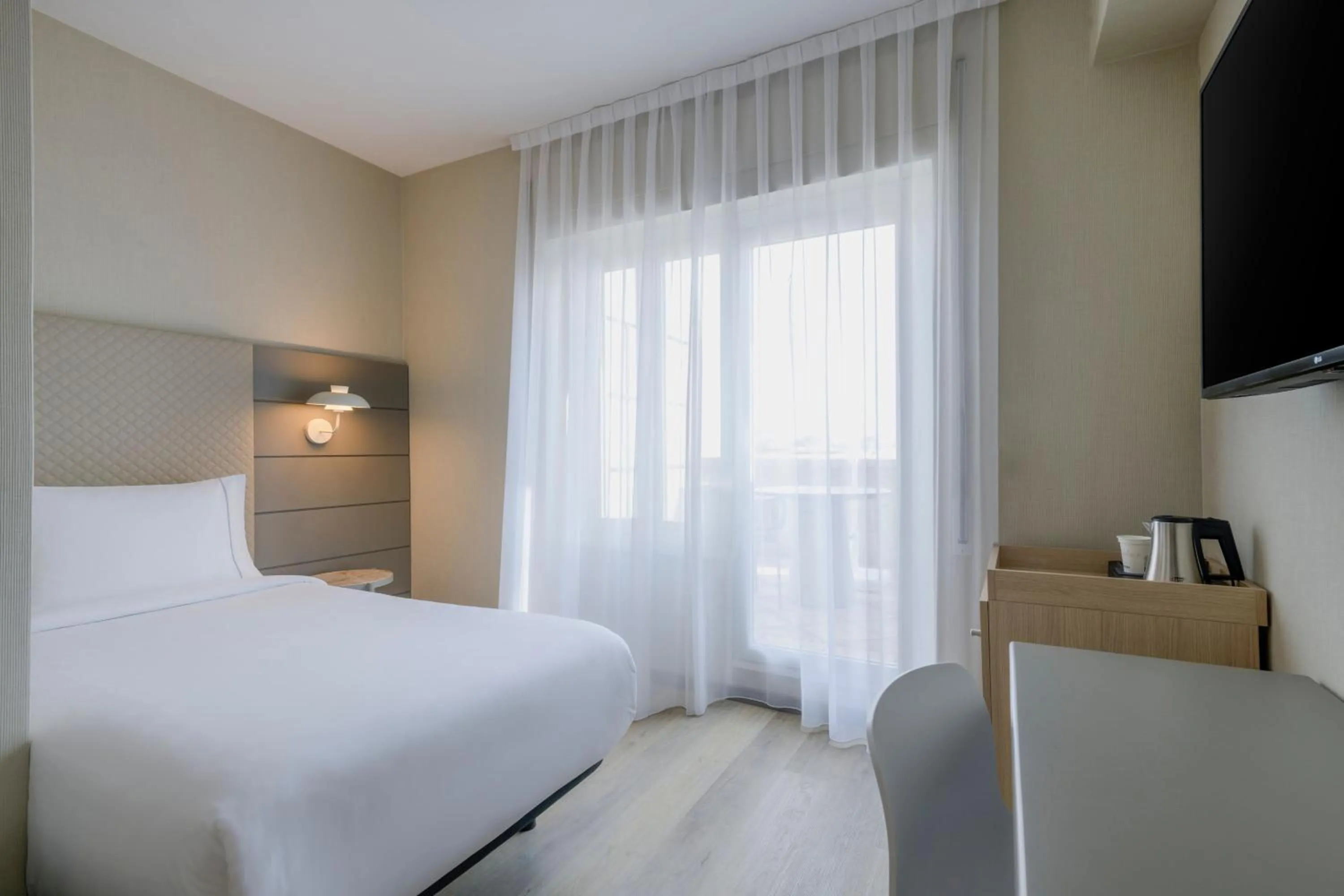 Photo of the whole room, Bed in AC Hotel Carlton Madrid by Marriott