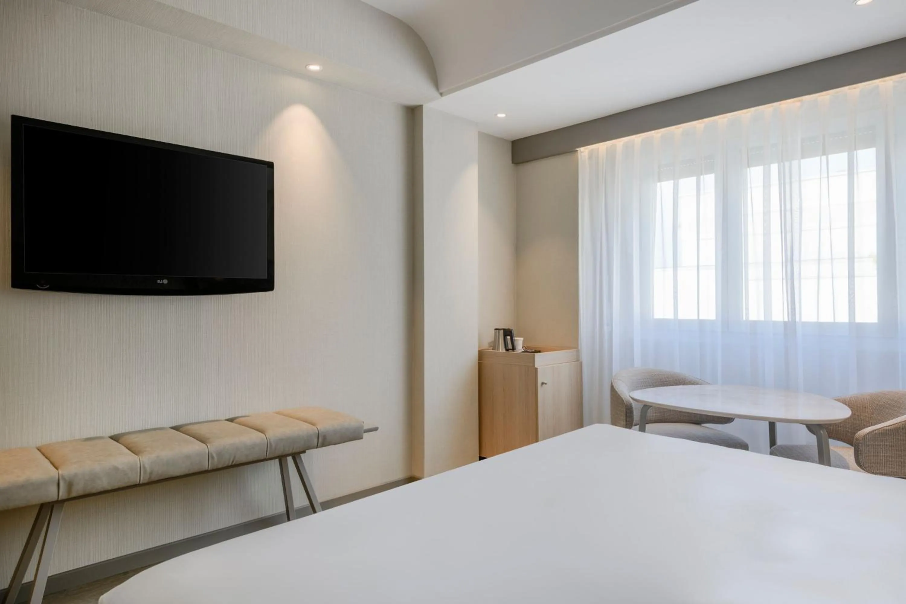 Photo of the whole room, Bed in AC Hotel Carlton Madrid by Marriott