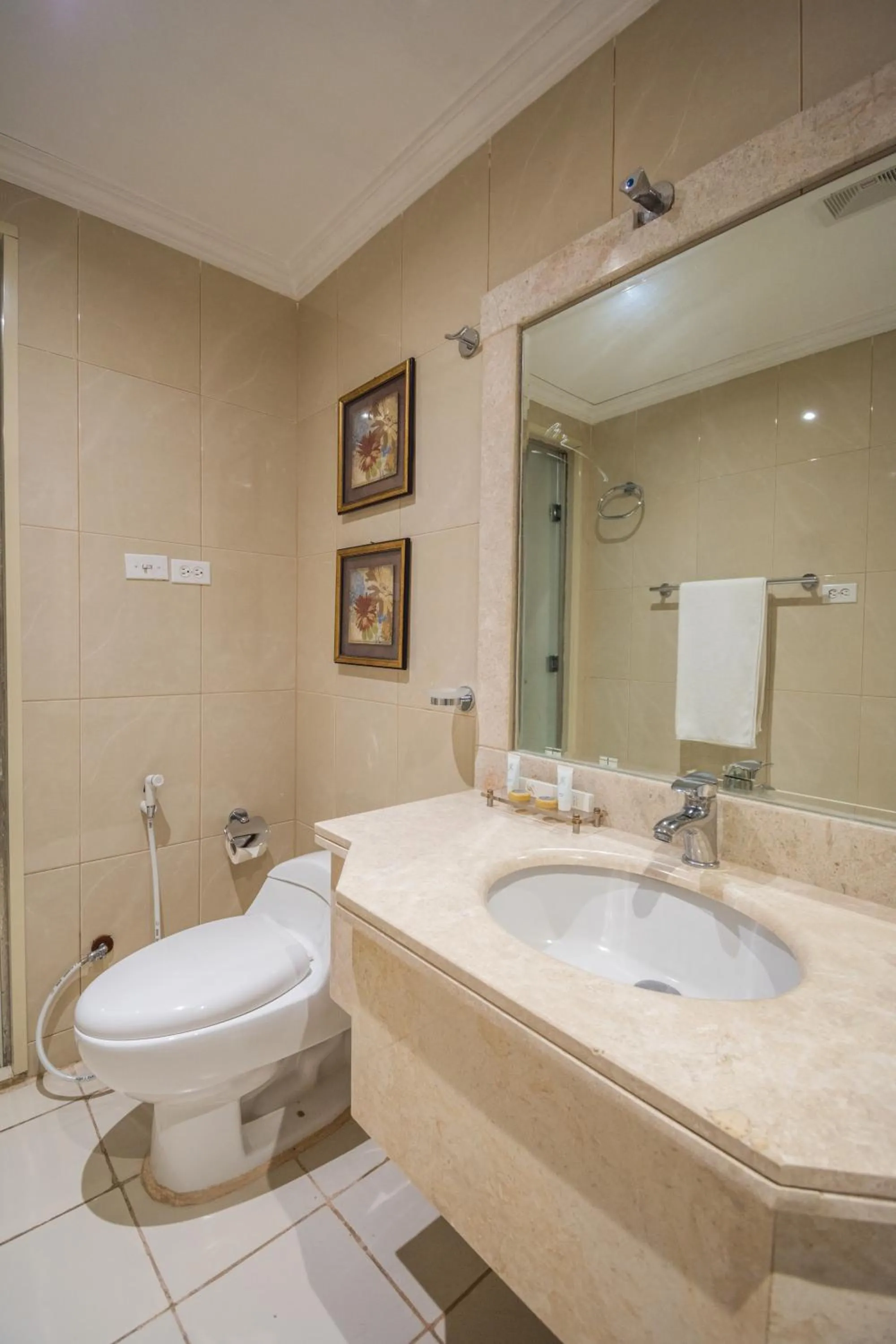 Bathroom in Al Muhaidb Residence Al KHOBAR