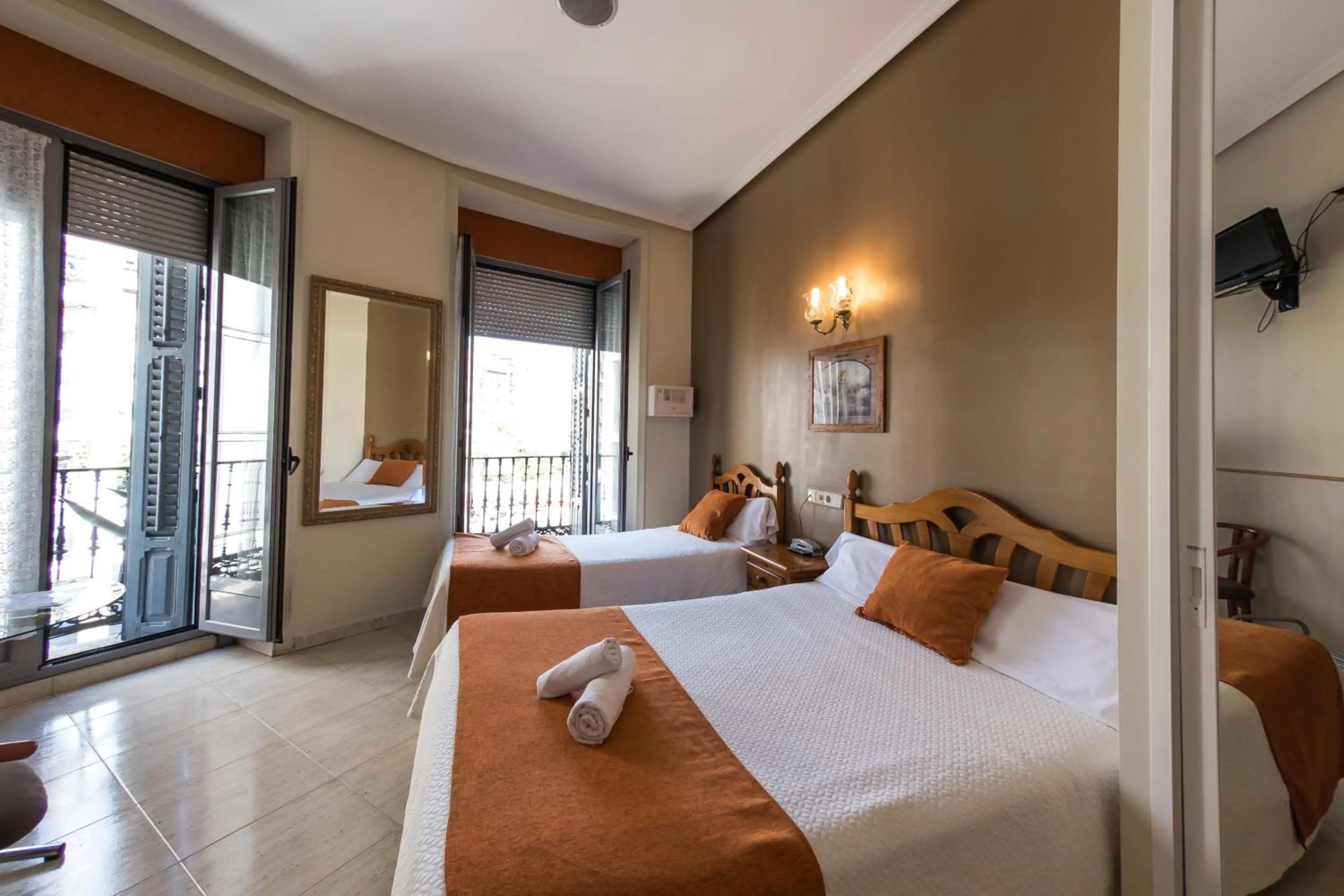 Photo of the whole room, Bed in Hostal San Lorenzo