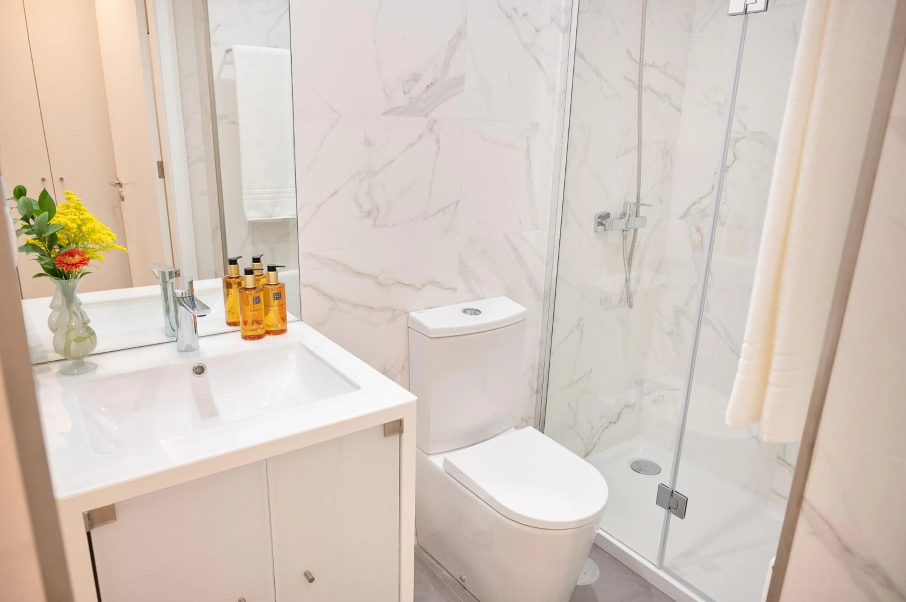 Shower in Wanderlust, by Bolhão Residences