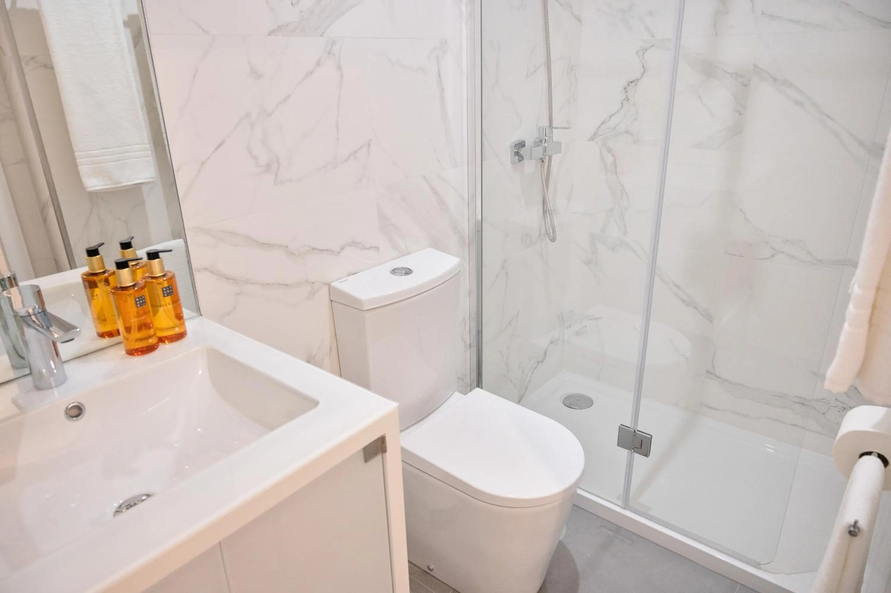 Shower in Wanderlust, by Bolhão Residences