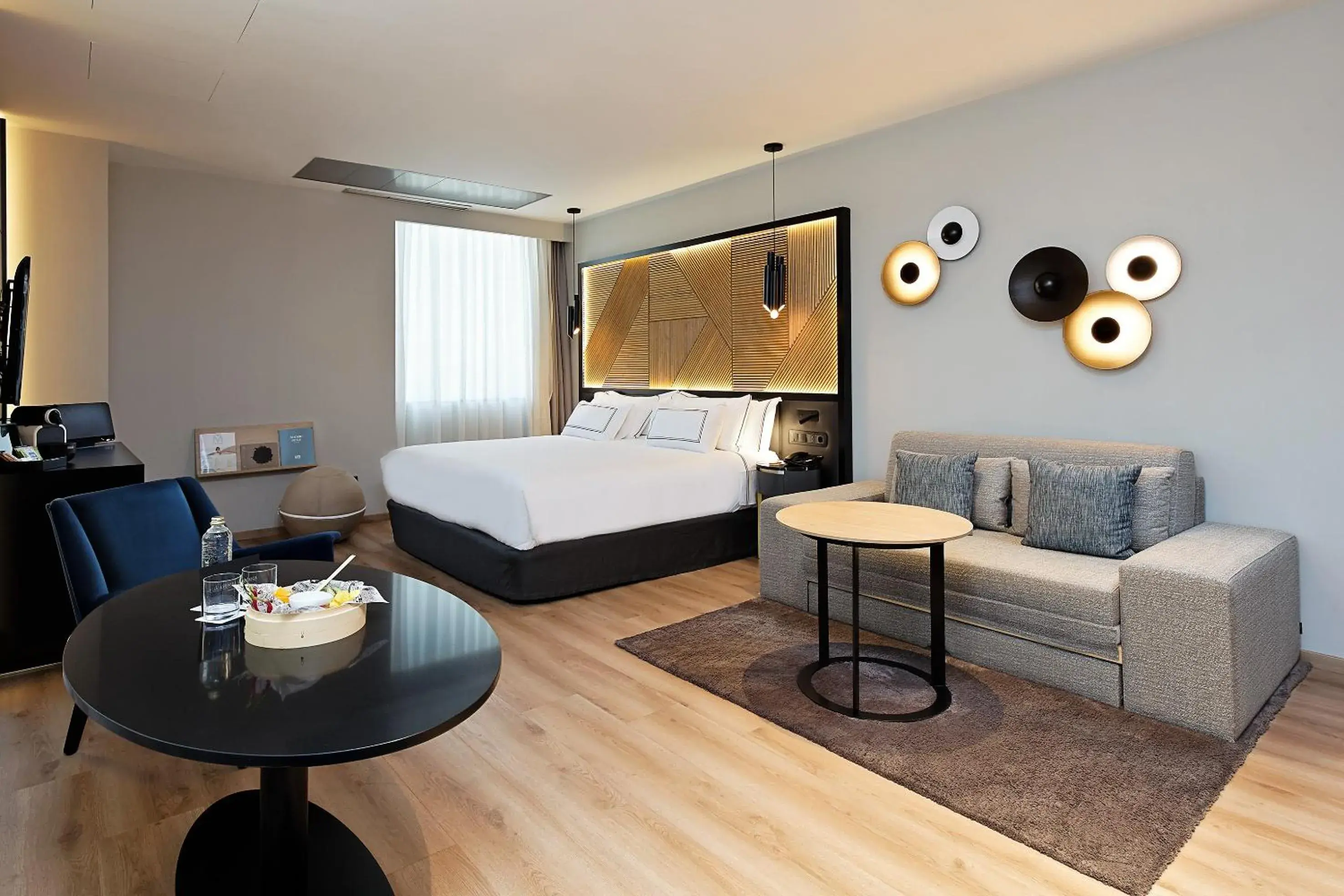 Photo of the whole room, Bed in Melia Avenida de America Photo of the whole room, Bed in Melia Avenida de America