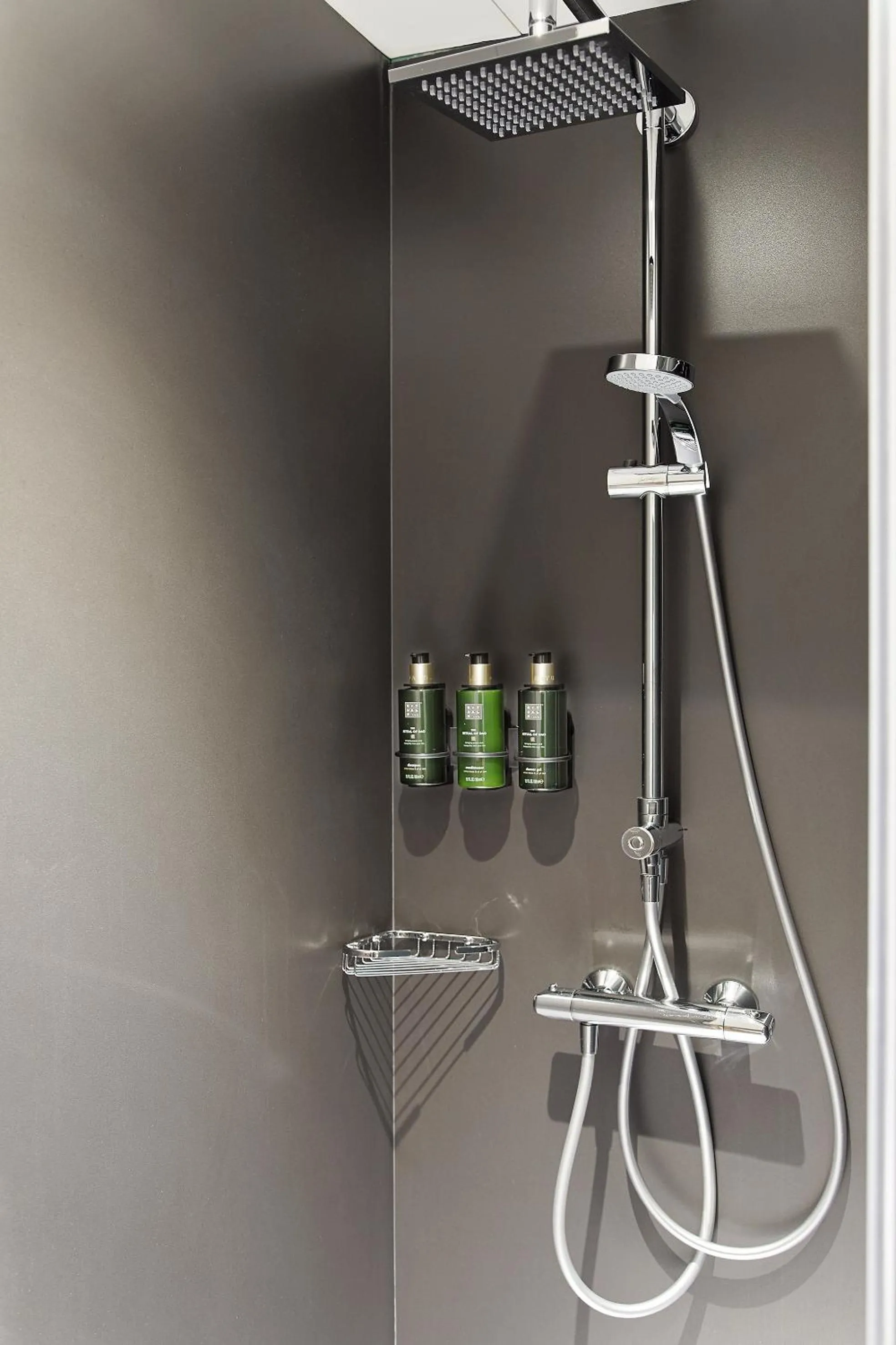 Shower in Melia Avenida de America