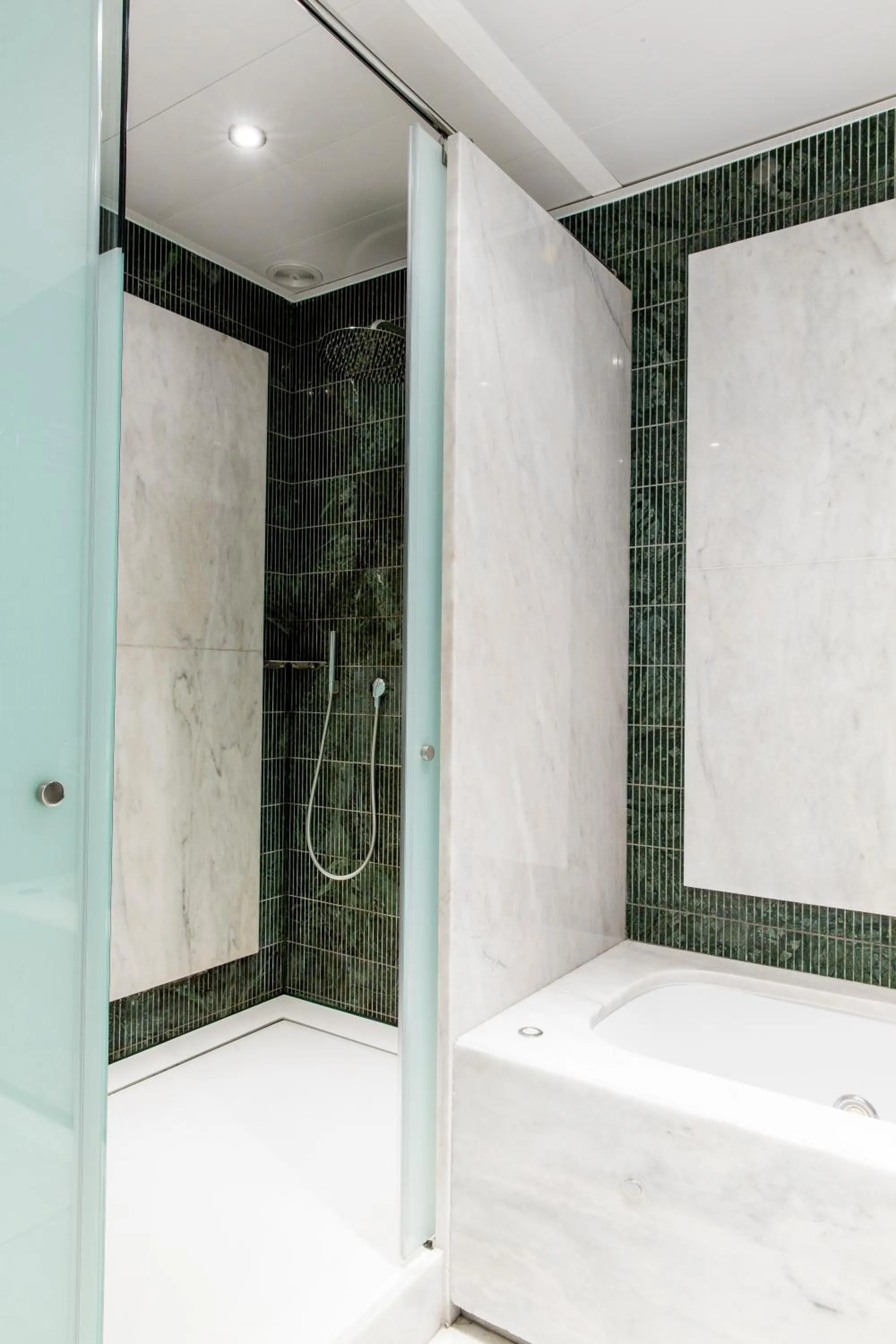 Bathroom in Hotel Villa Real, a member of Preferred Hotels & Resorts