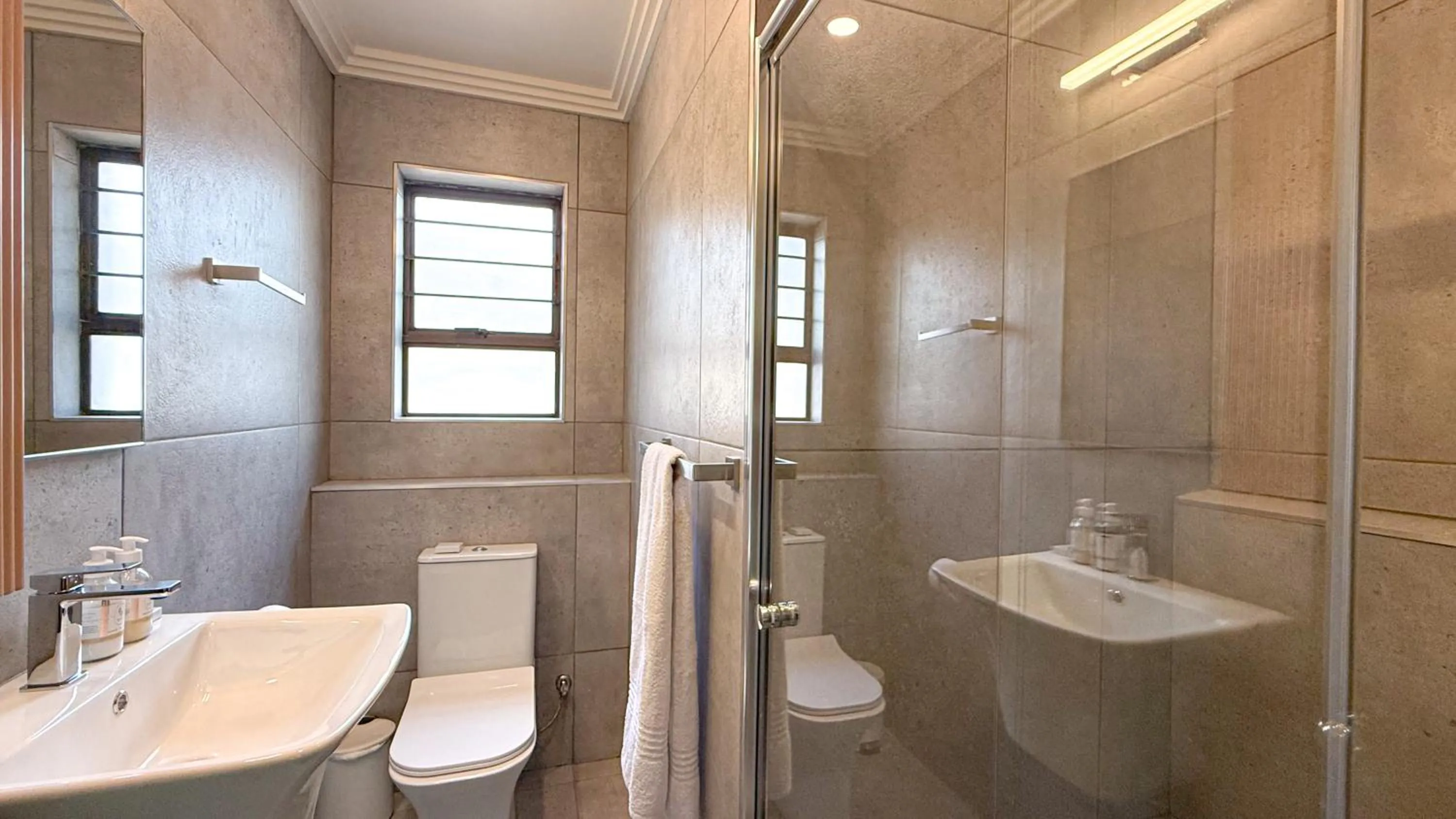 Bathroom in Titanic View - Place of Peace