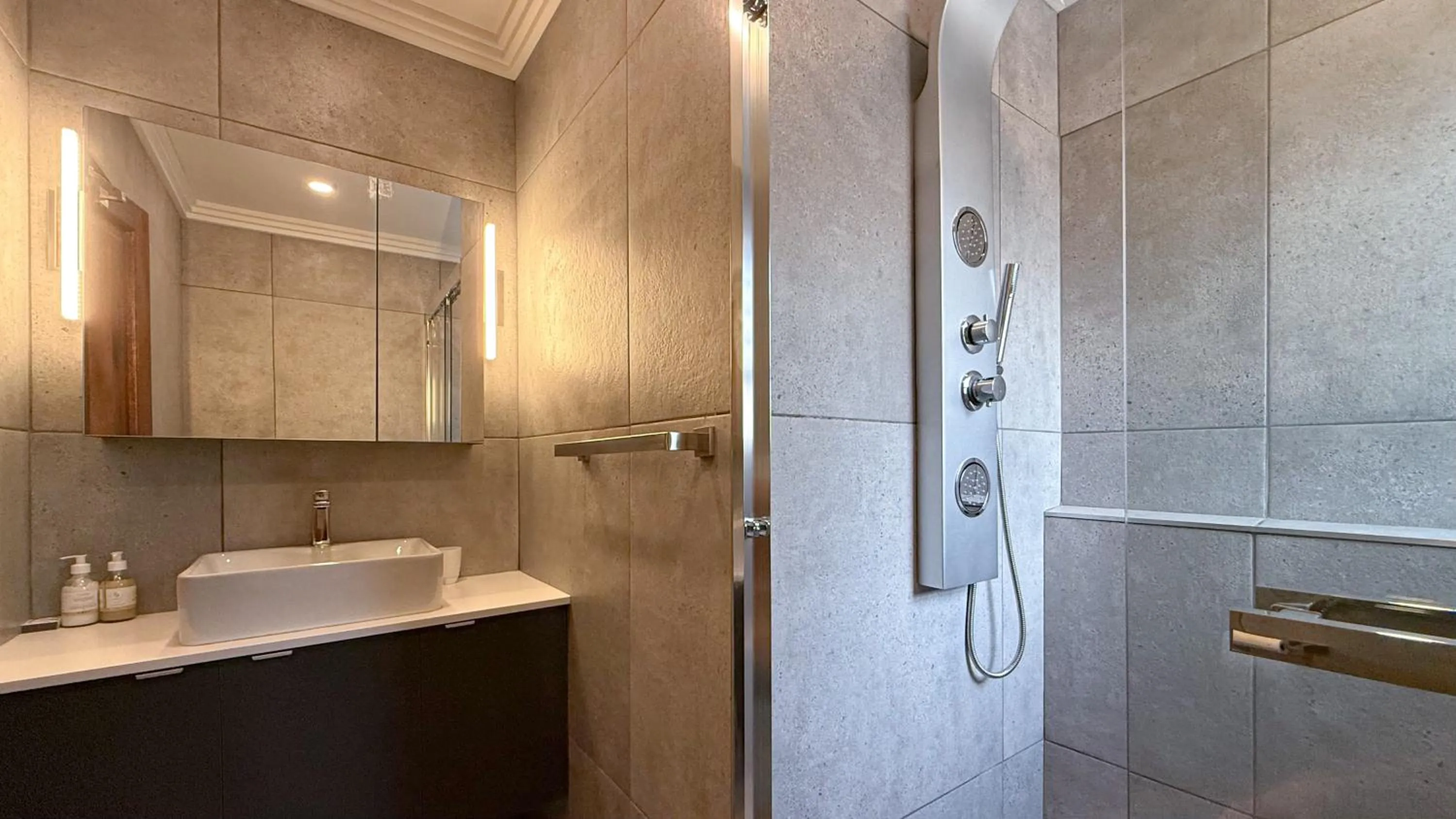 Bathroom in Titanic View - Place of Peace