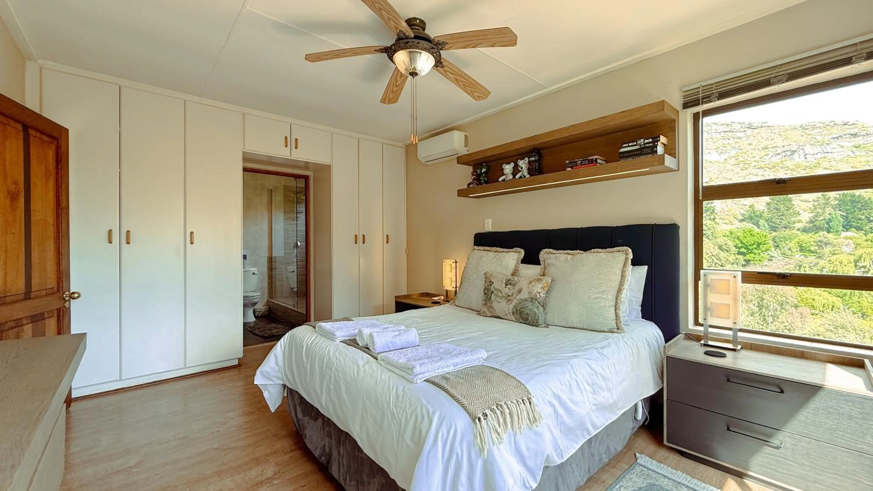 Bedroom, Bed in Titanic View - Place of Peace