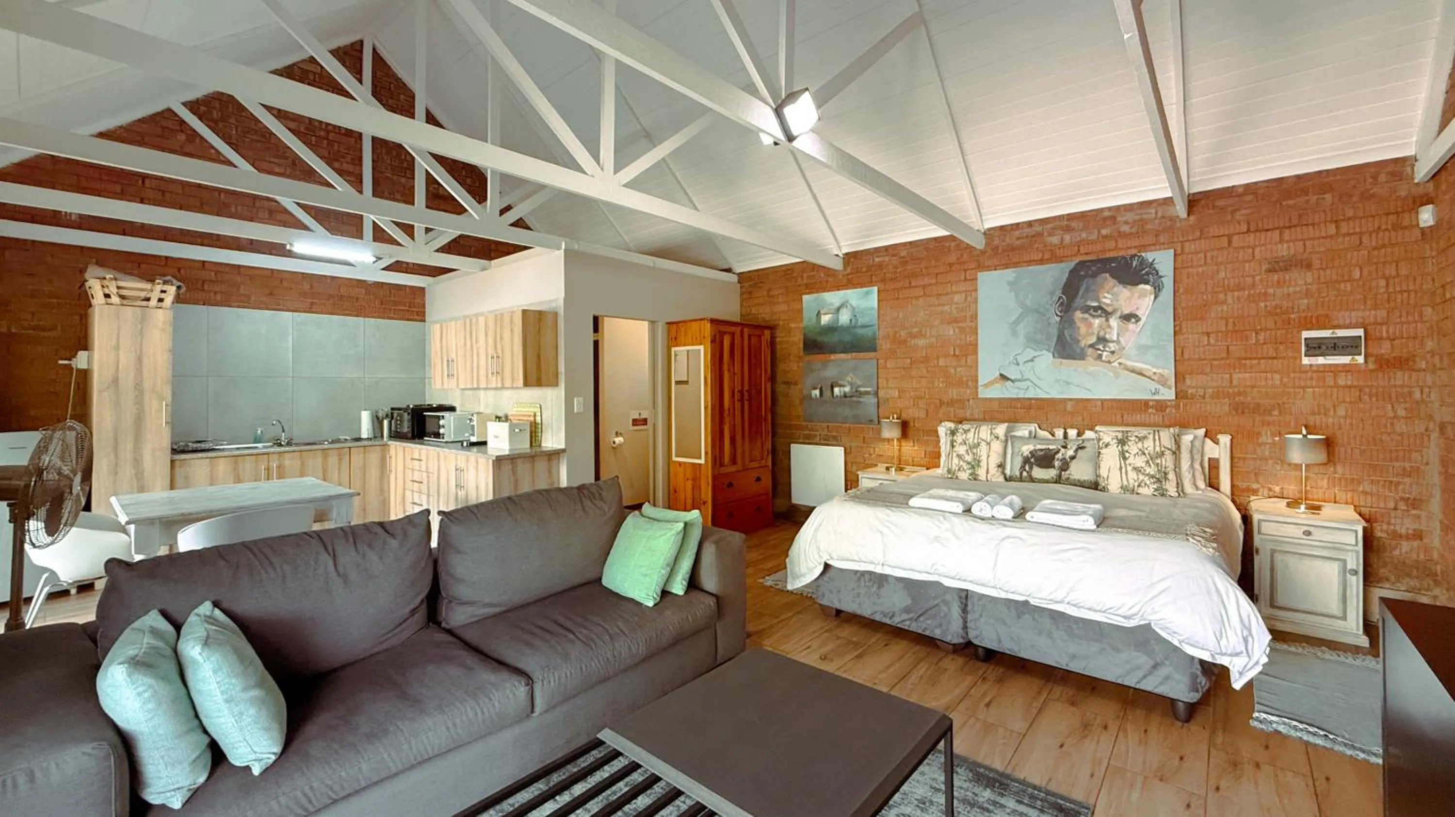 Photo of the whole room, Bed in Titanic View - Place of Peace