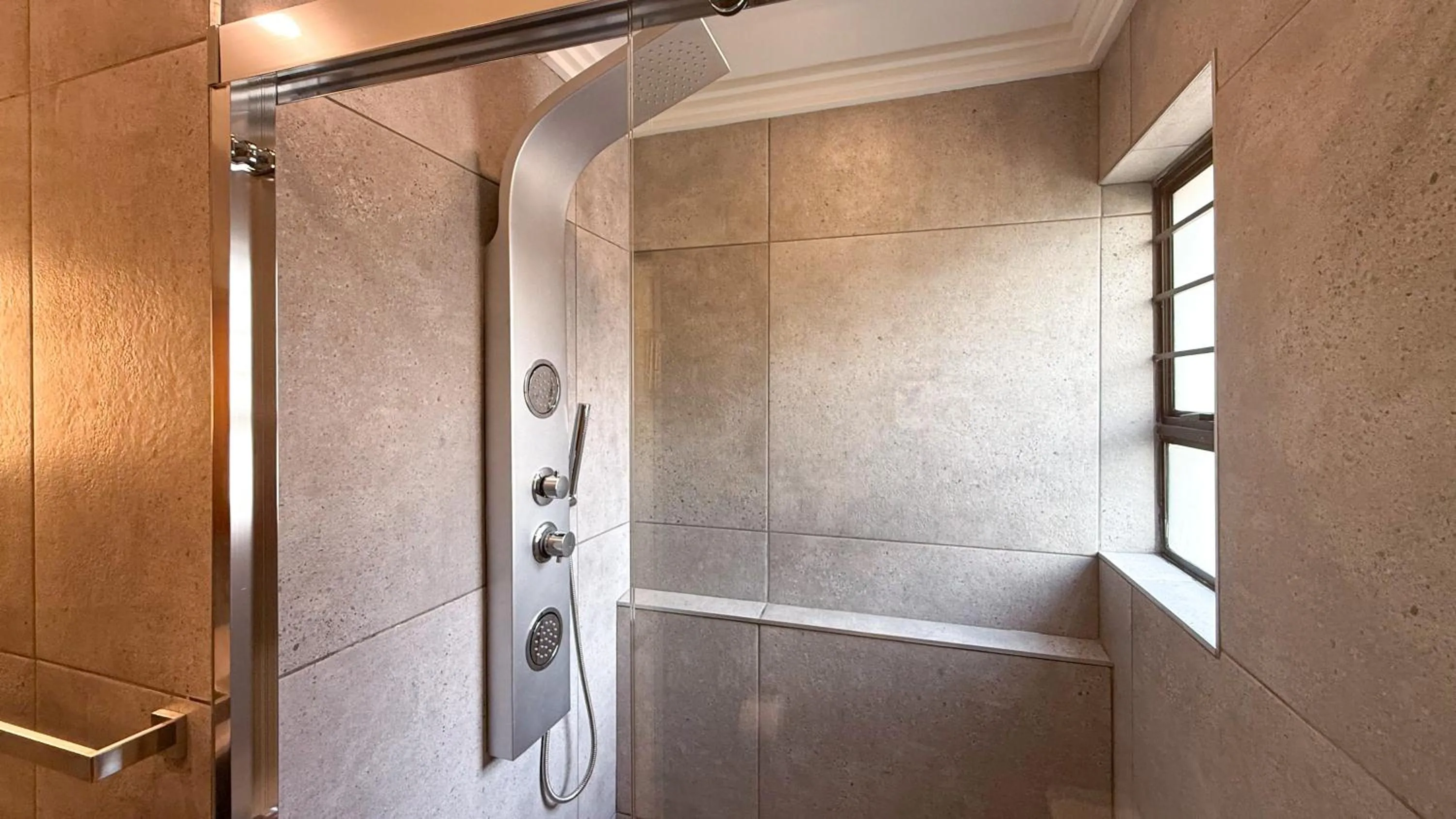 Shower in Titanic View - Place of Peace