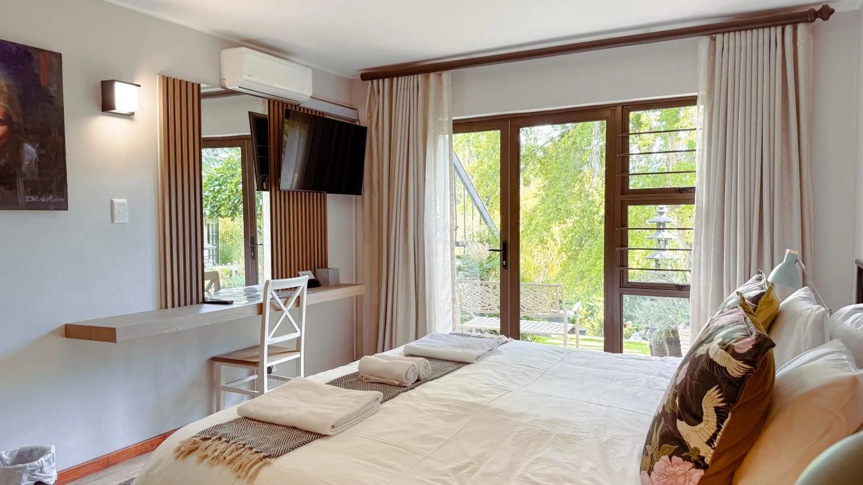 Bedroom, Bed in Titanic View - Place of Peace