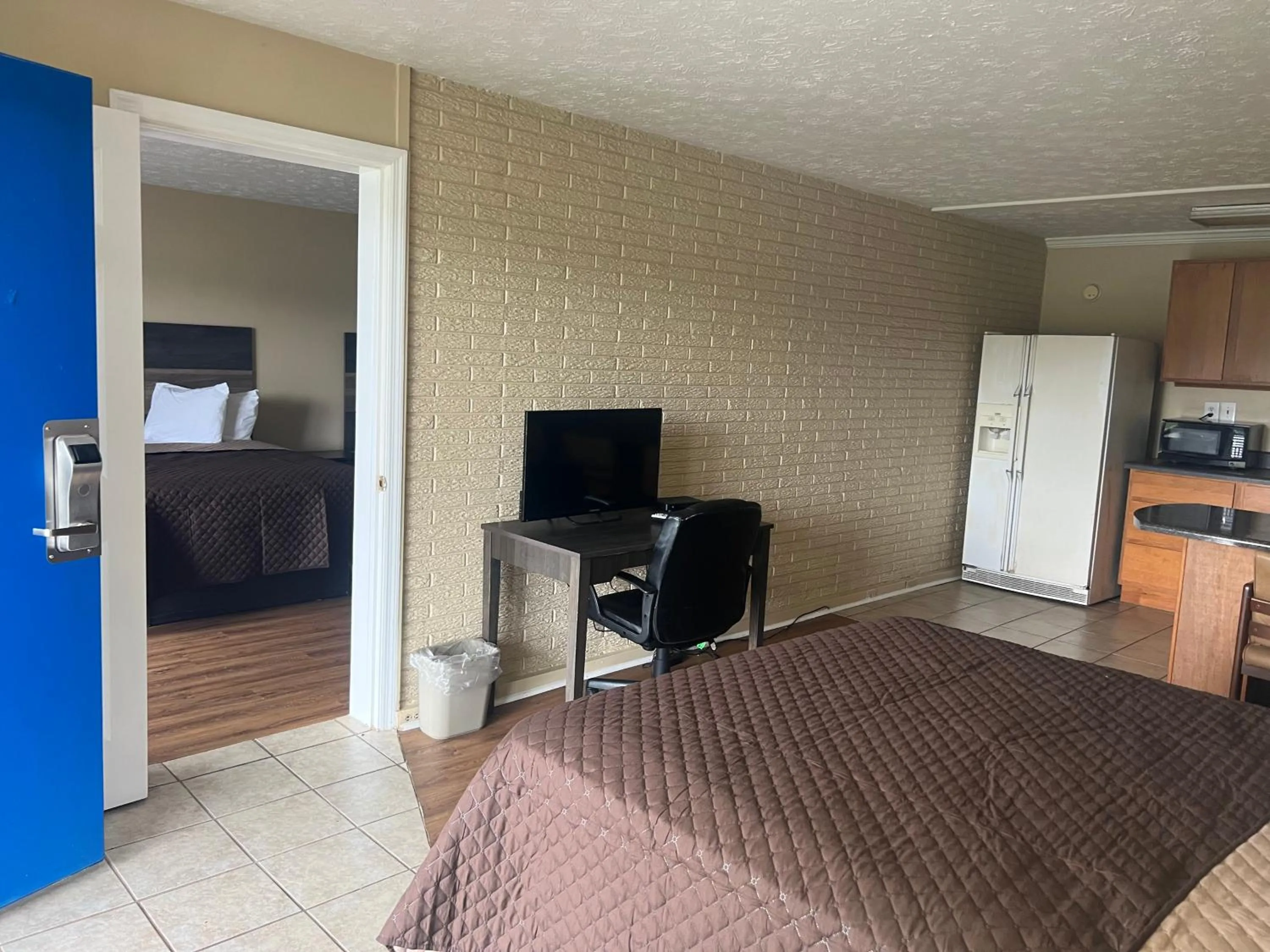 Kitchen or kitchenette, Bed in Towne inn