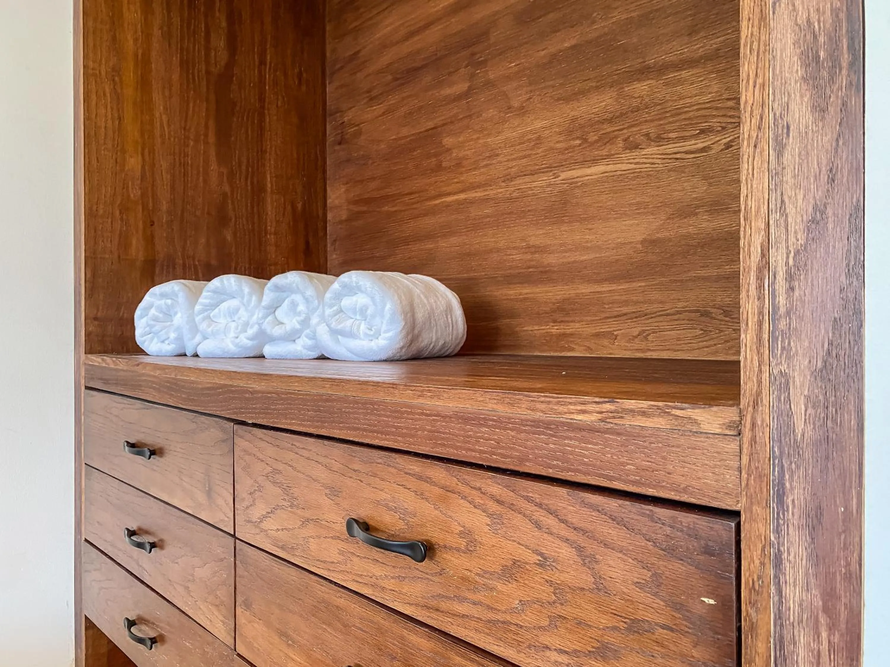 wardrobe in Villas Tropical By Andiani