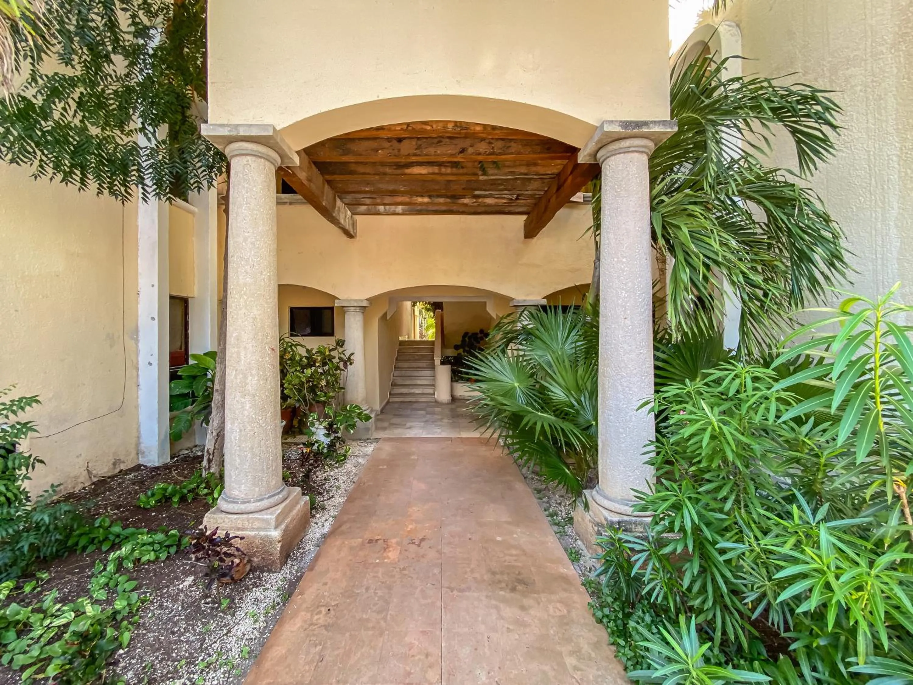 Facade/entrance in Villas Tropical By Andiani