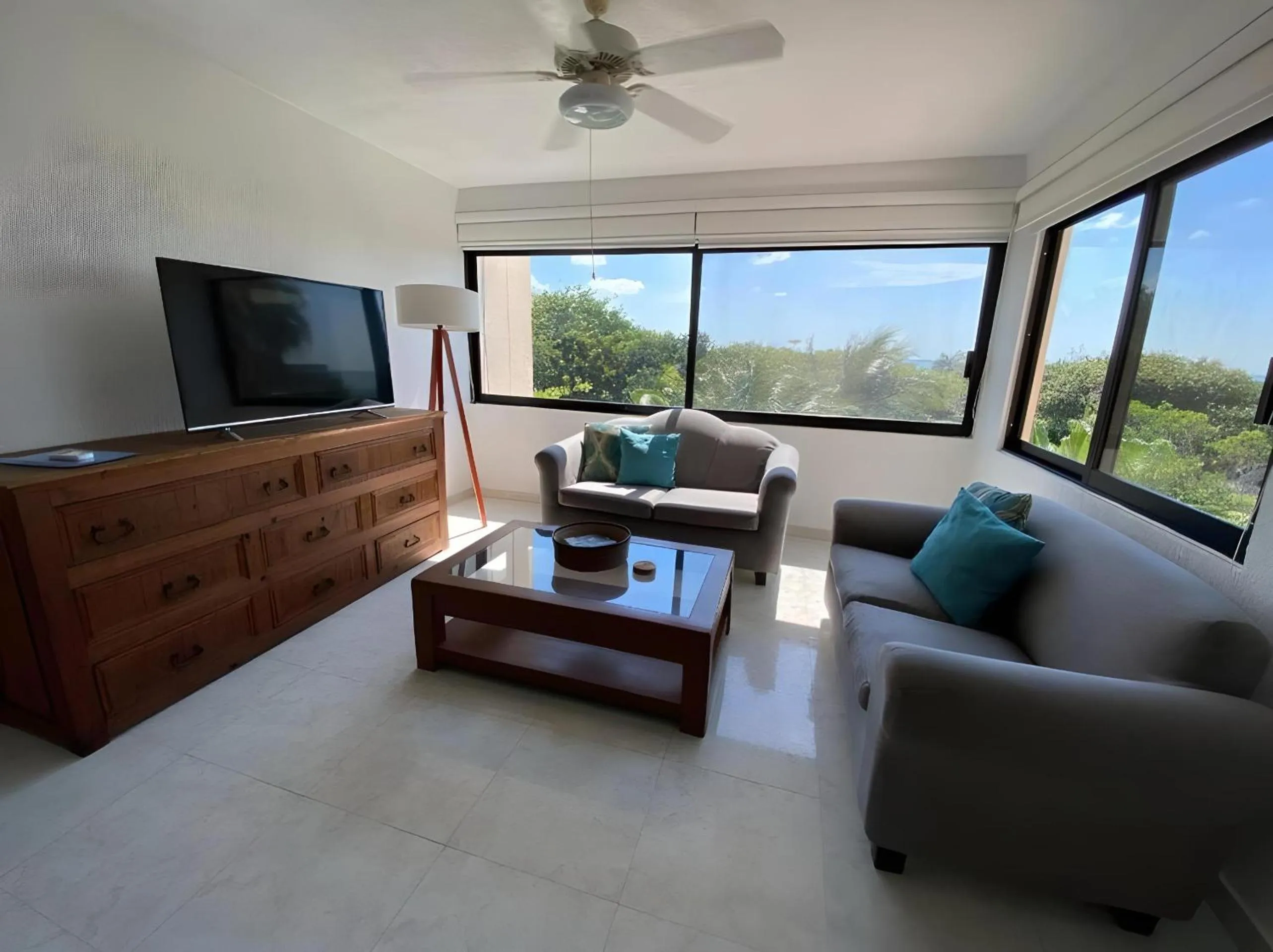 Communal lounge/ TV room in Villas Tropical By Andiani