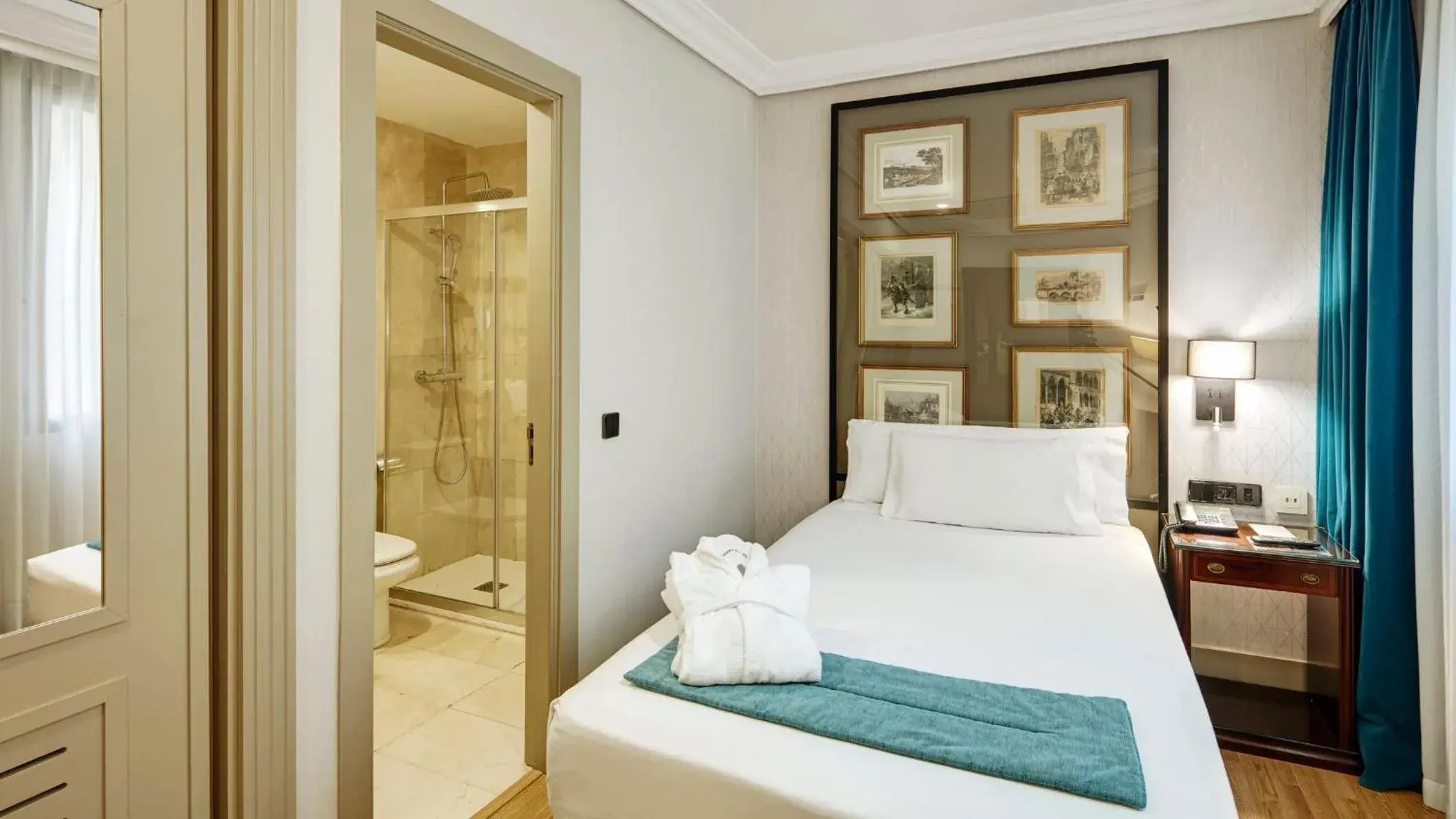 Photo of the whole room, Bed in Sercotel Gran Hotel Conde Duque Photo of the whole room, Bed in Sercotel Gran Hotel Conde Duque