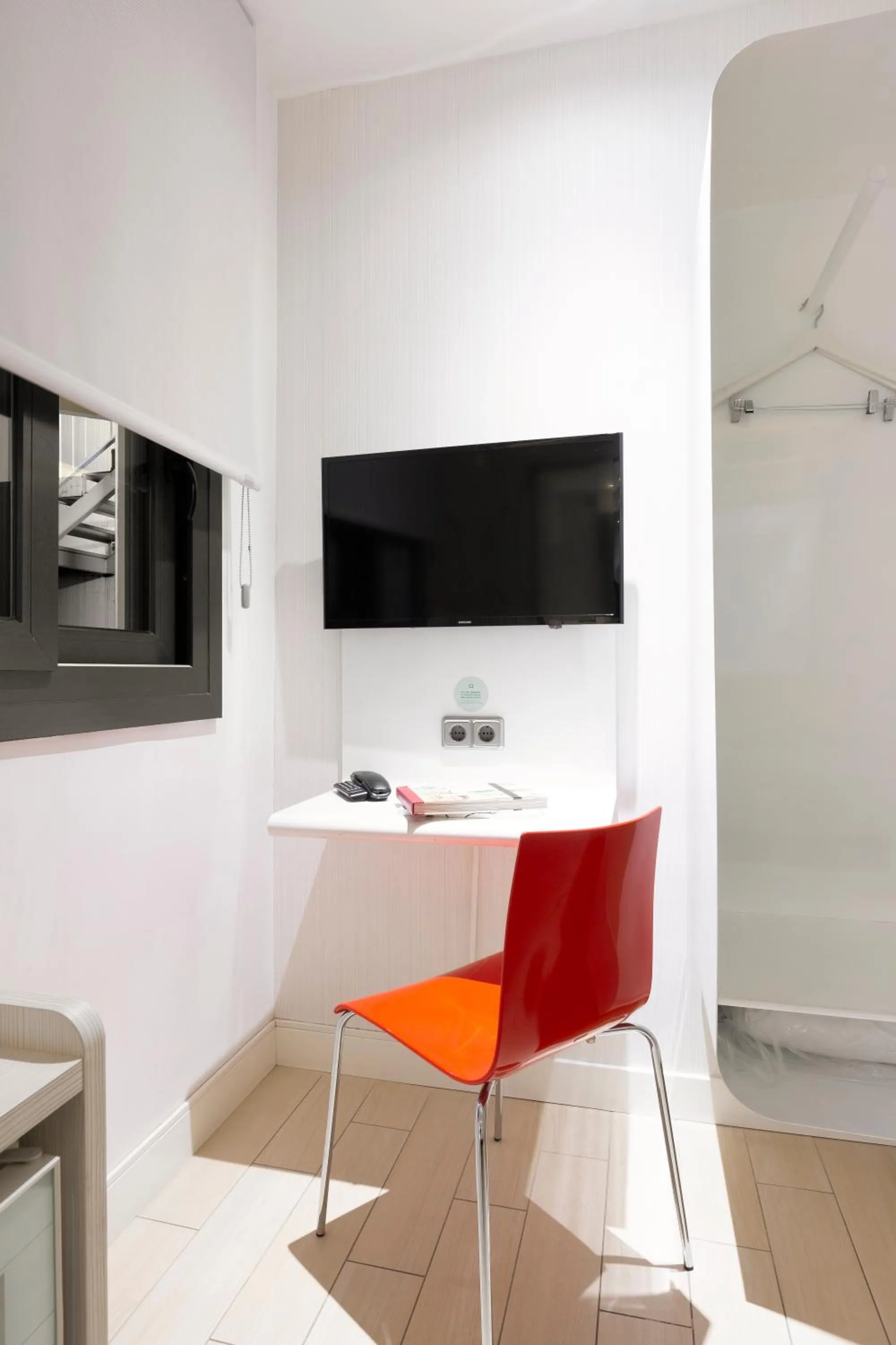 Seating area in Ibis Styles Madrid Prado