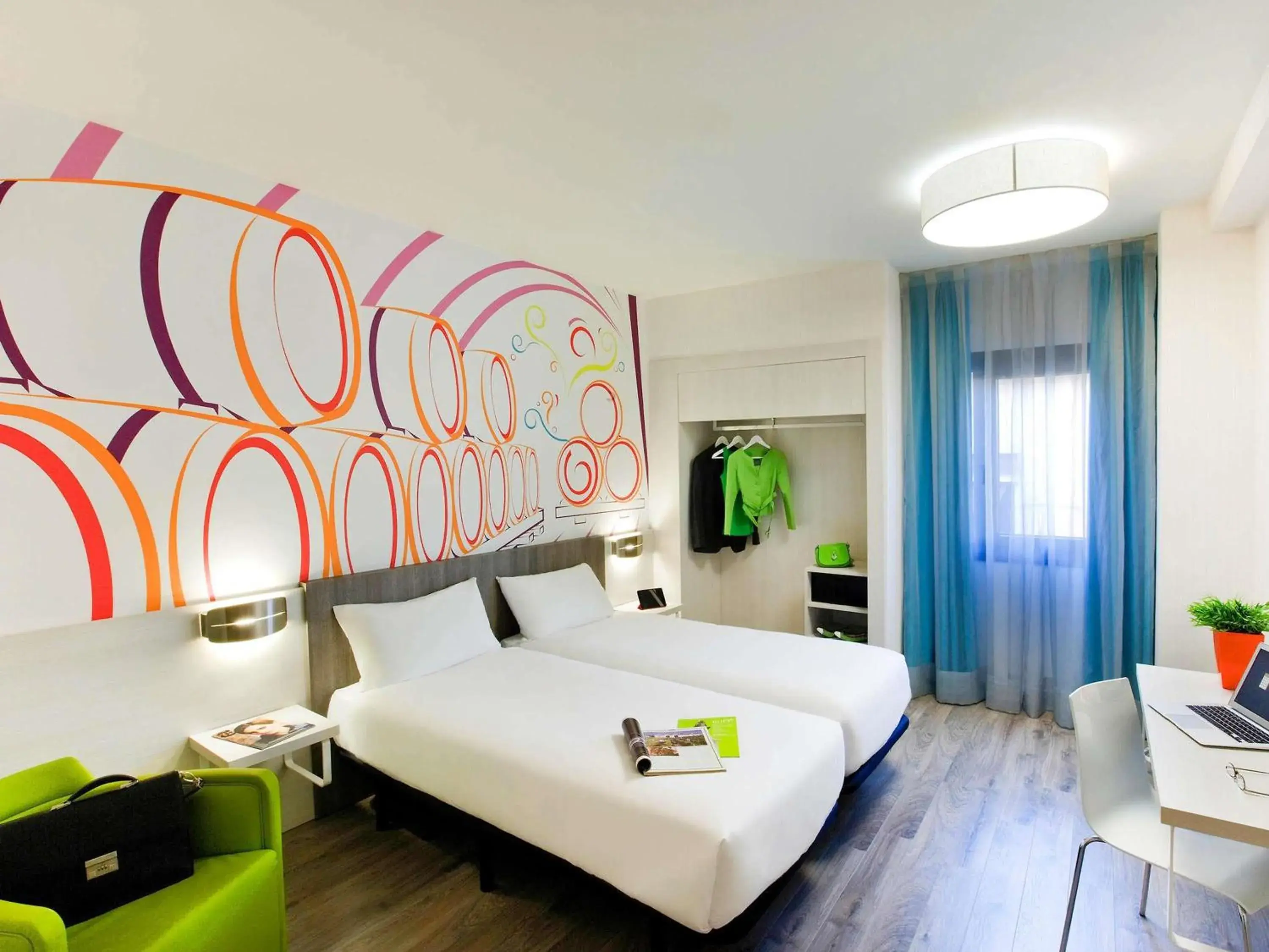 Property building, Bed in Ibis Styles Madrid Prado Property building, Bed in Ibis Styles Madrid Prado