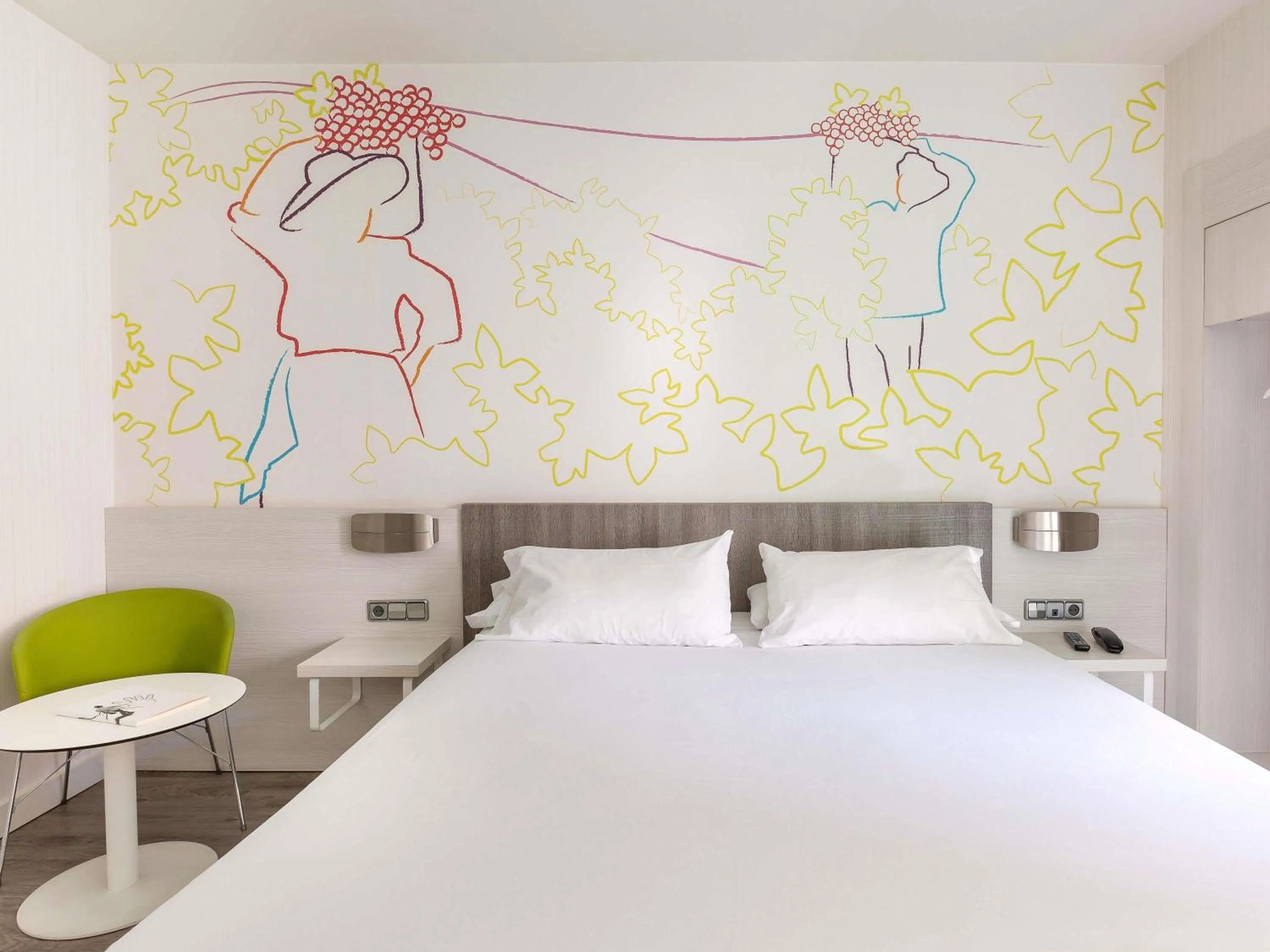 Bedroom, Bed in Ibis Styles Madrid Prado