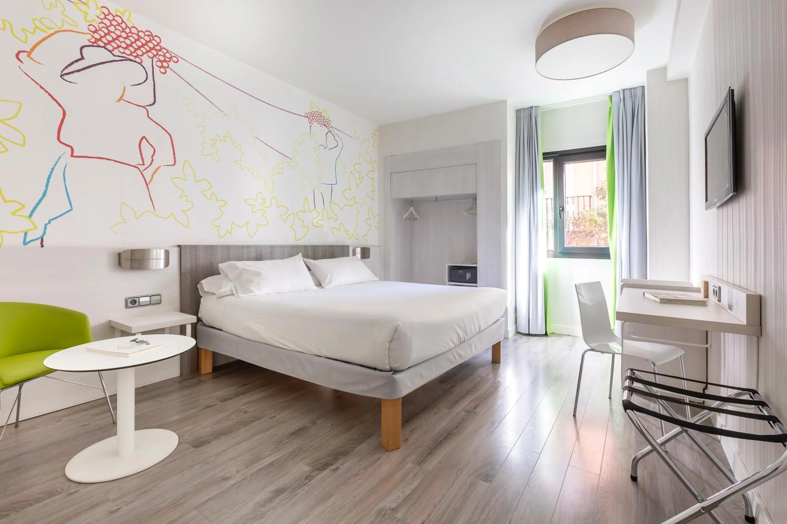 Photo of the whole room, Bed in Ibis Styles Madrid Prado