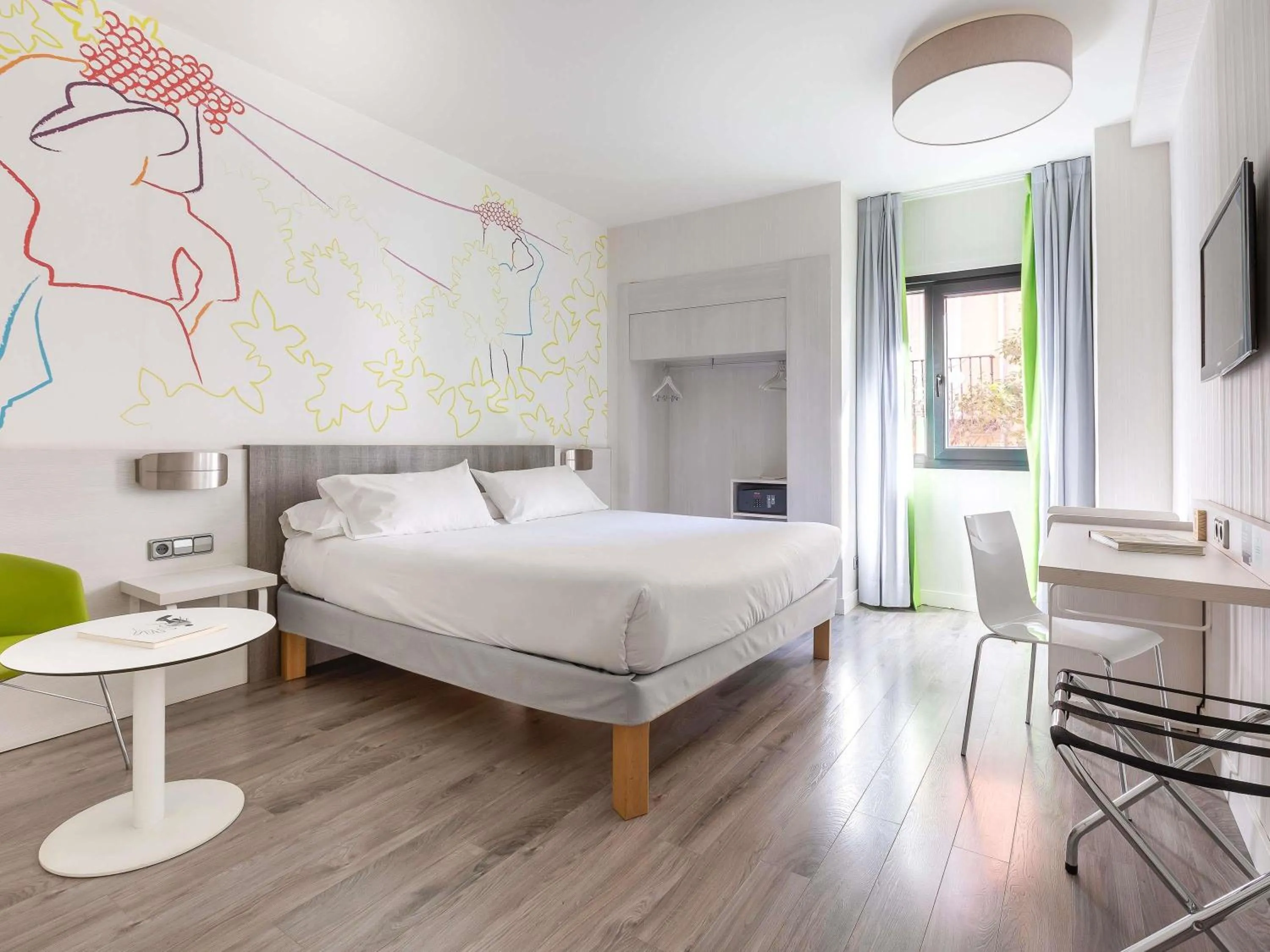 Bedroom, Bed in Ibis Styles Madrid Prado