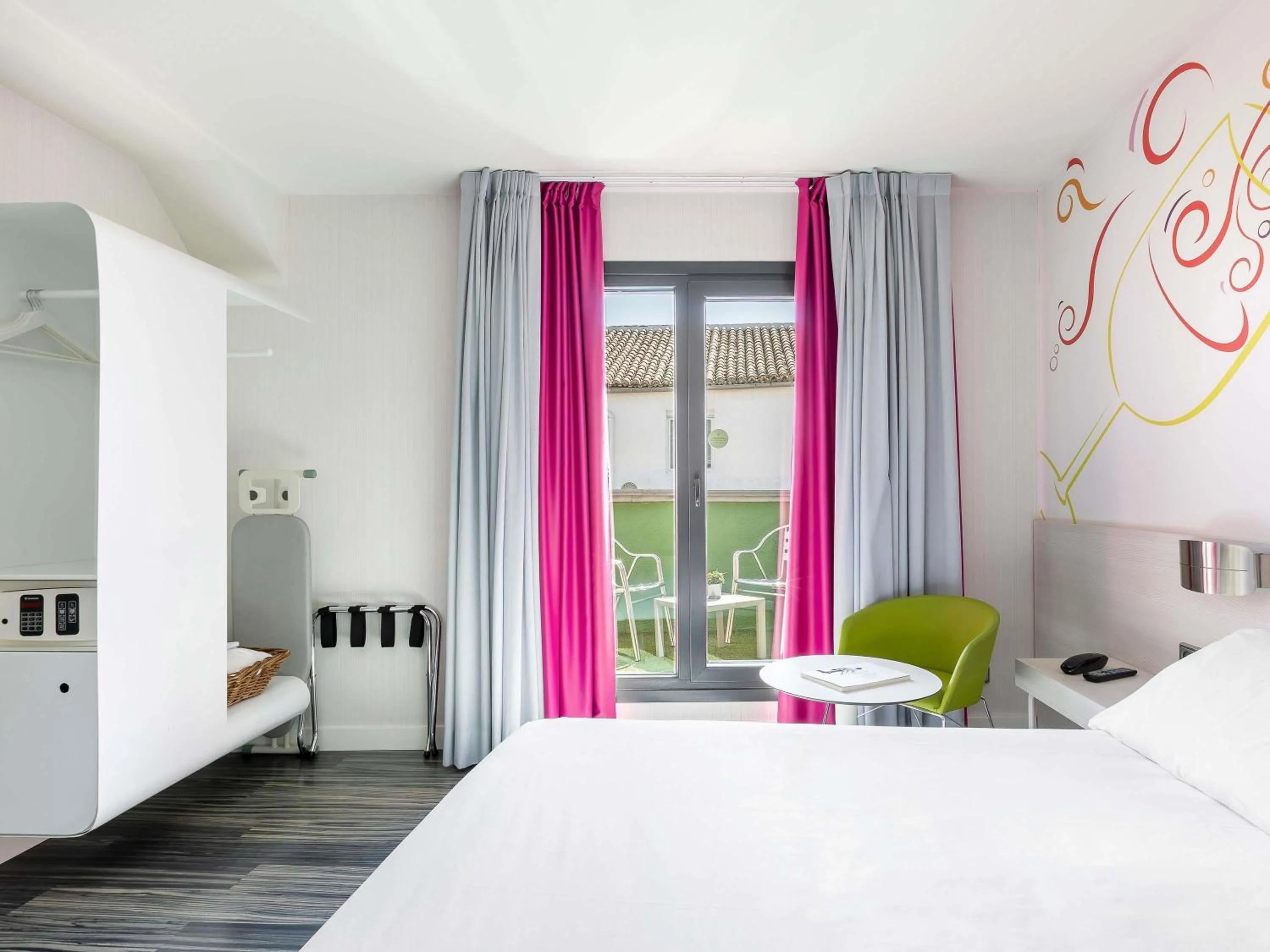 Bedroom, Bed in Ibis Styles Madrid Prado