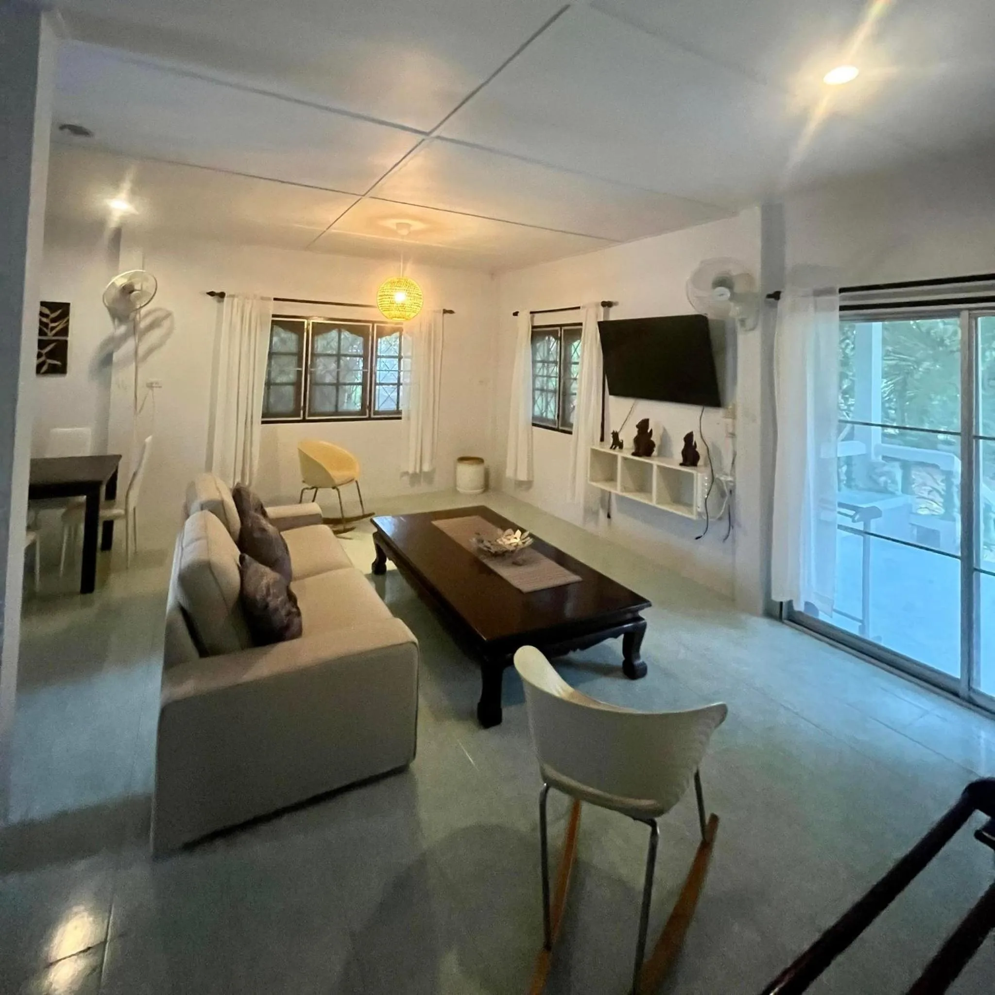 Communal lounge/ TV room in Baan Sawainam