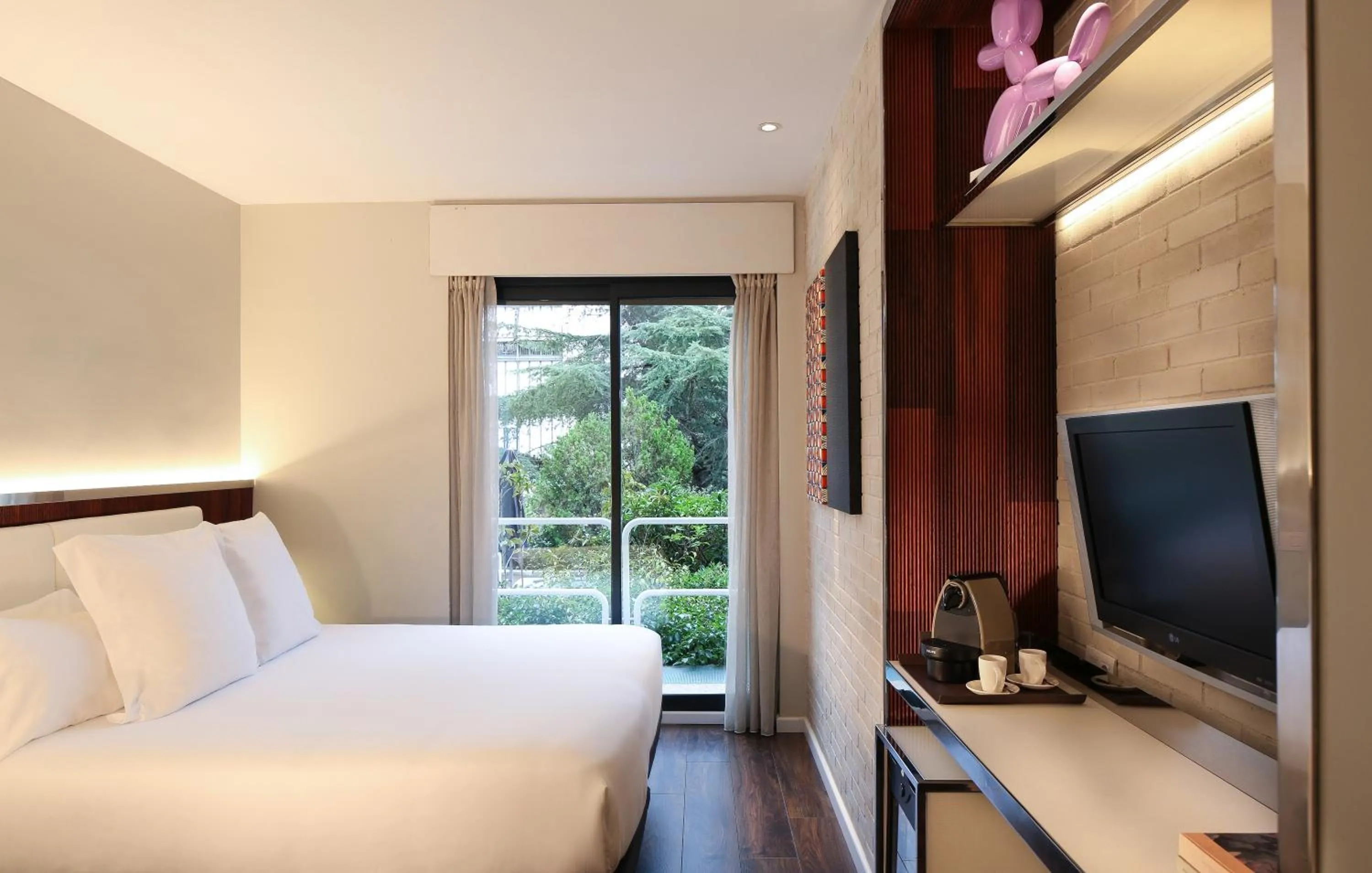 TV and multimedia, Bed in Hotel Balmes, a member of Preferred Hotels & Resorts