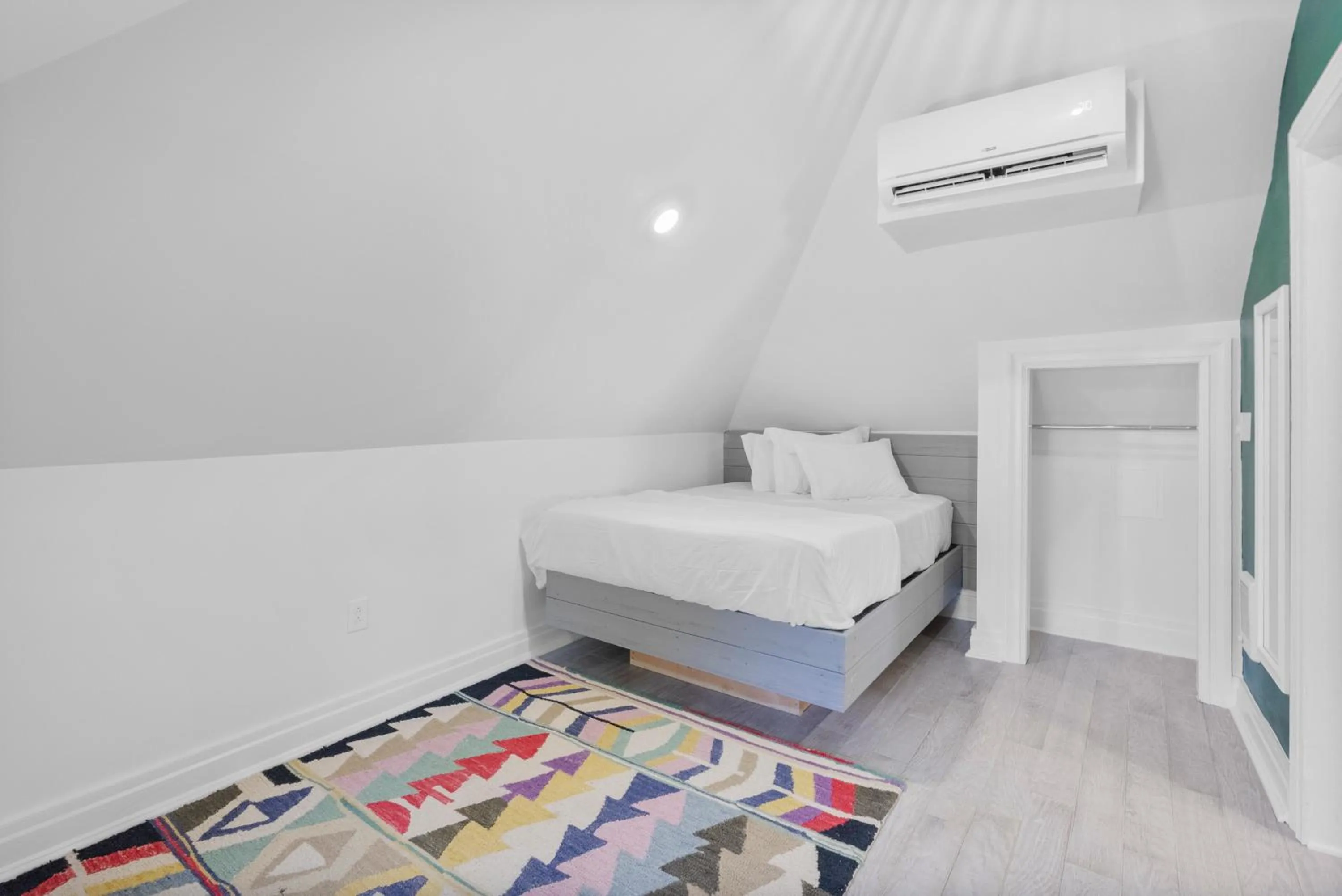 Bed in Urban Oasis Ed Sheeran Vibes 15 Mins Away