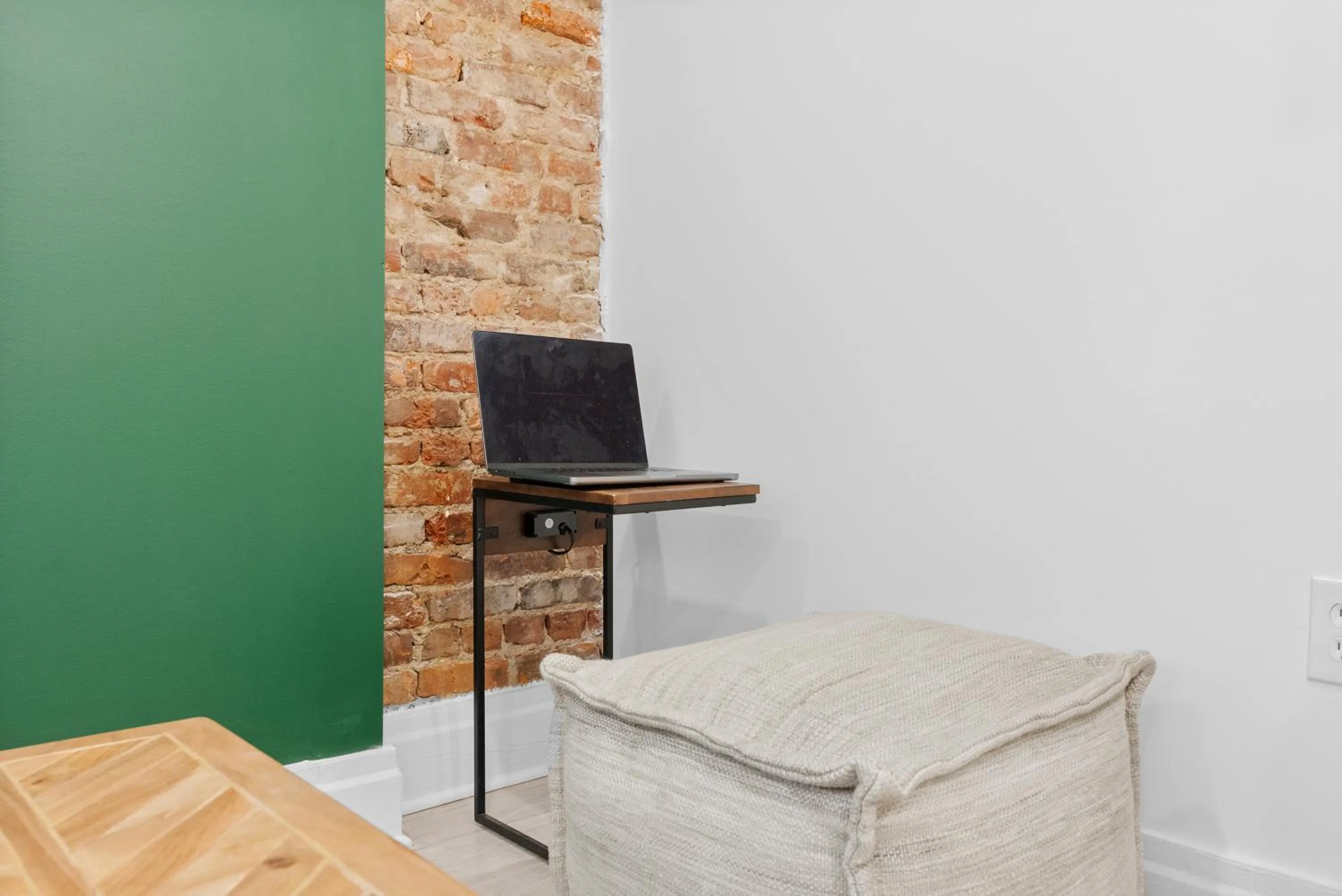 Bedroom in Urban Oasis Ed Sheeran Vibes 15 Mins Away