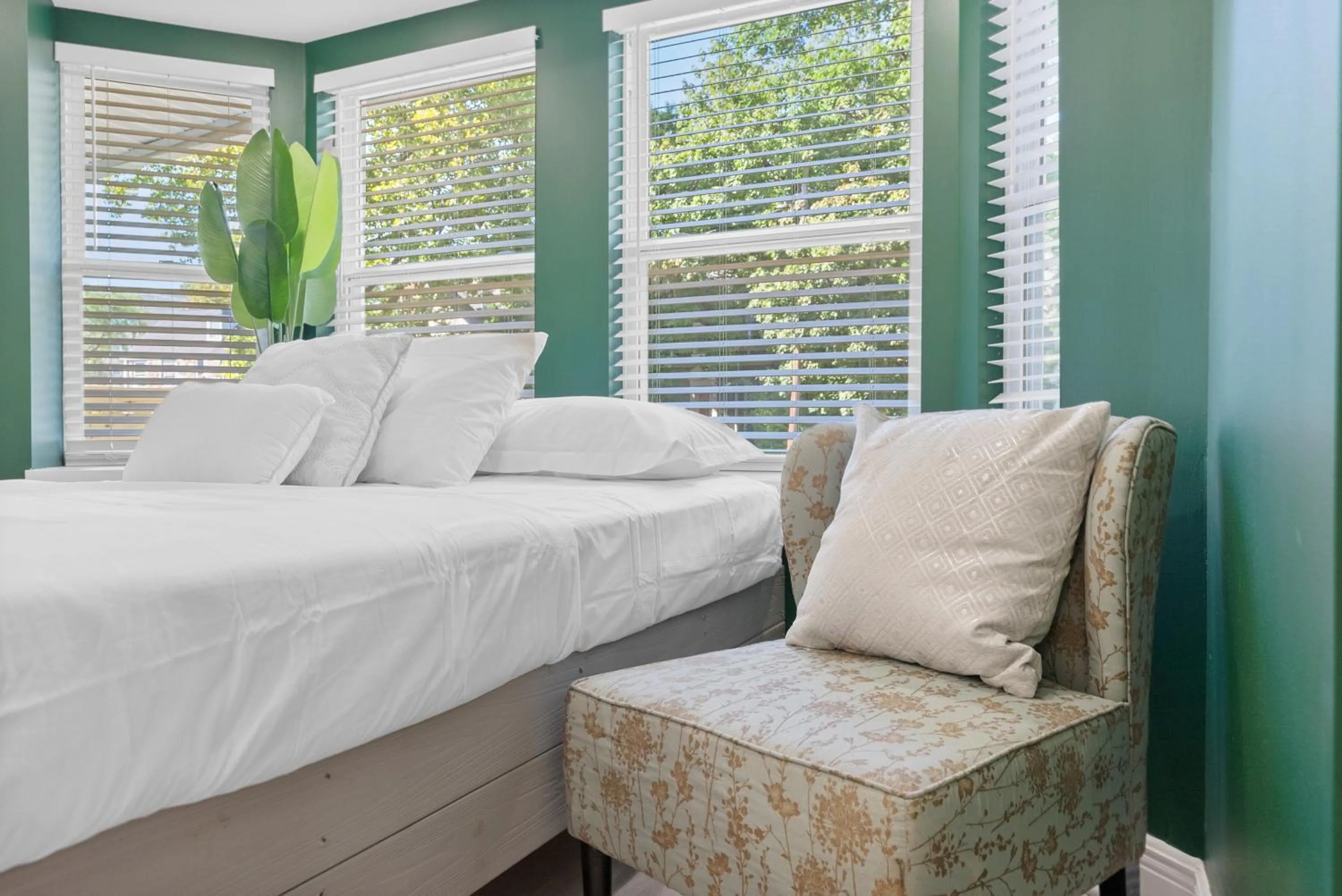 Bedroom, Bed in Urban Oasis Ed Sheeran Vibes 15 Mins Away