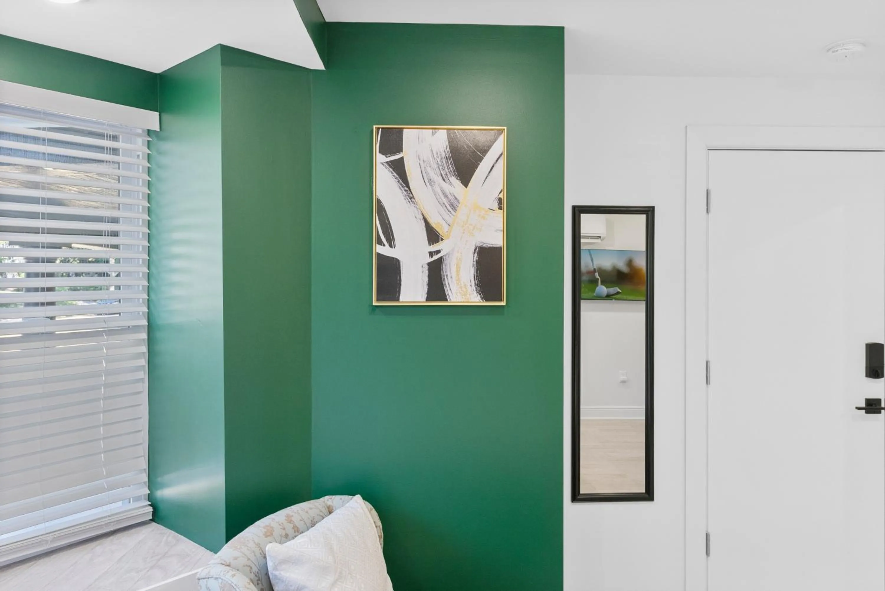 Bedroom in Urban Oasis Ed Sheeran Vibes 15 Mins Away