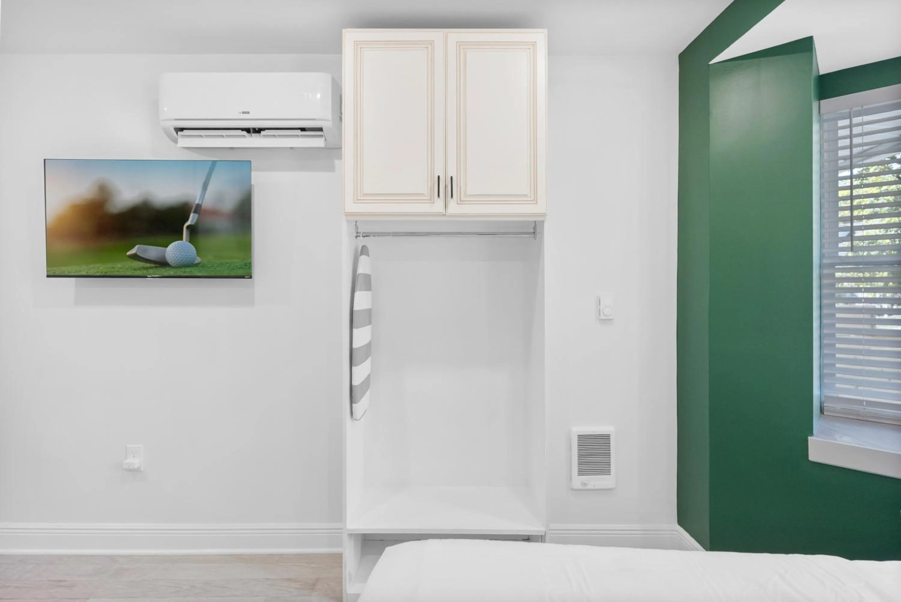 Bedroom in Urban Oasis Ed Sheeran Vibes 15 Mins Away